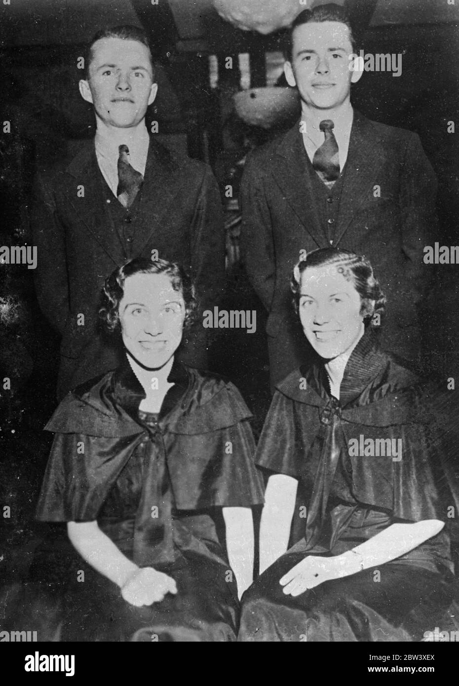 Jumeau Nicolas Waldorf Et Ses Freres Et Soeurs William walter Banque d'images noir et blanc - Alamy