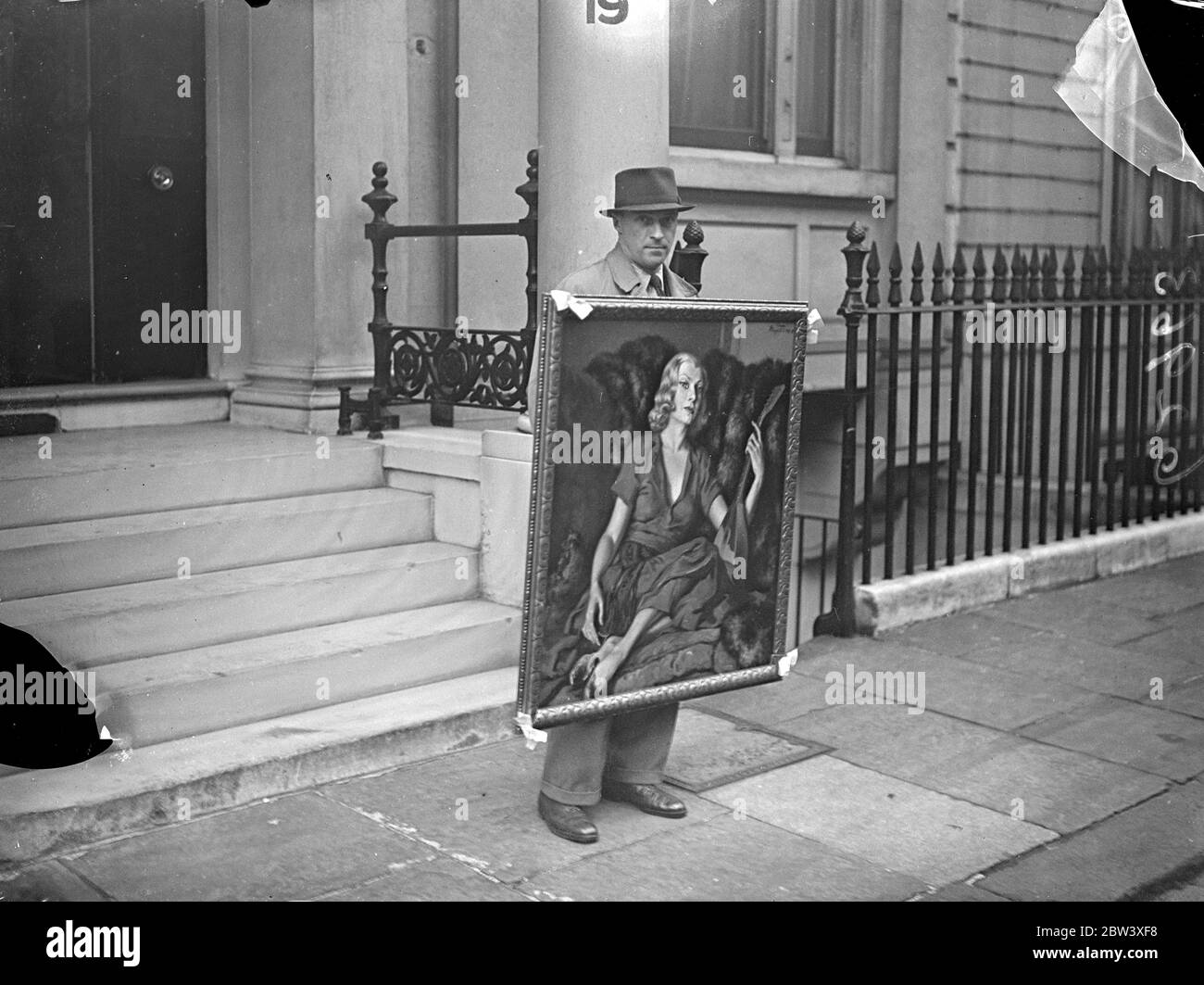 L'Académie accepte la toile humide pour la première fois de son histoire . Portrait peint en 5 1 / 2 heures . Pour la première fois de sa longue histoire , l'Académie royale a permis d'envoyer une toile humide . L'image est un portrait de Miss Claire Luce , l'actrice du film , peint en seulement cinq heures et demie par l'artiste hongrois M Antonio Schwartz de Megyes . Aujourd'hui ( mardi ) était le dernier jour pour l'envoi à l'Académie et M de Megyes a décidé de peindre l'image il y a cinq jours seulement . Photos , M Antonio Schwartz de Megyes quittant Carlton House Terrace avec sa toile nous de Claire Luce , pour le Banque D'Images