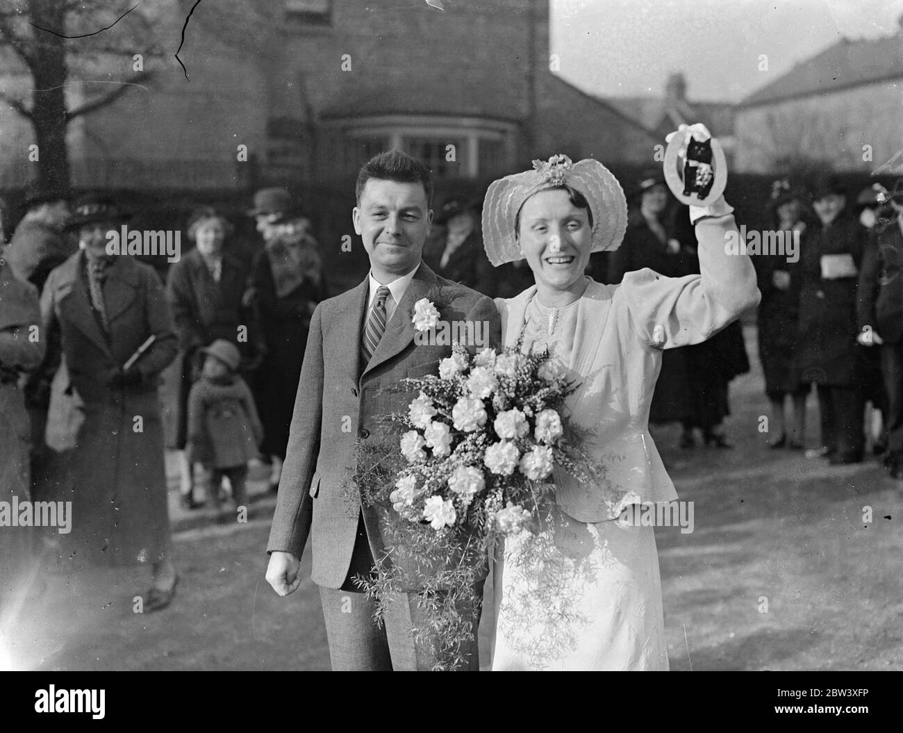 Mlle Katinka Larsen, la plus connue des femmes pilotes d'Angleterre et détentrice du championnat des comtés du Sud, a été mariée à M. E Tinsley, membre du club de plongée Highgate, à Christ Church, à Finchley. La photo montre la mariée et le marié quittant l'église. 27 mars 1937 Banque D'Images