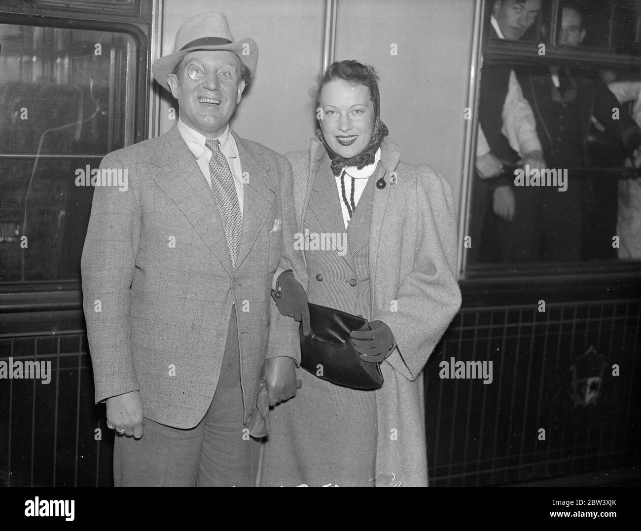 Tauber et sa femme sont arrivés à Londres pour quelques heures de visite. Pour voir le dernier film. Brisant leurs vacances en Suisse, Richard Tauber, le ténor, et sa femme actrice, Diane Napier, sont arrivés à Londres pour une soirée seulement pour voir la dernière chose qu'ils ont faite ensemble, Pagliacci, au Théâtre de Charlton. Demain (jeudi) il y a en Irlande, où Tauber est de donner des concerts. Photos : Richard Tauber et sa femme Diane Napier, à leur arrivée à Victoria pour leur visite de quelques heures. 31 mars 1937 Banque D'Images