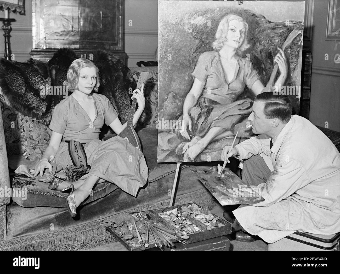 Course contre le temps, un artiste hongrois, M Antonio Schwartz da Megyes , a peint en 5 1/2 heures, un portrait de Miss Claire Luce à temps pour l'Académie Royale. M de Megyes a rencontré Mme Luce lors d'une fête jeudi dernier et a exprimé le souhait de peindre son portrait pour l'Académie de cette année. Mais il a trouvé qu'il n'avait pas de toile dans les magasins ont été fermés en raison des vacances de Pâques. Après une recherche frénétique a réussi à sécuriser une toile et a terminé le portrait en quelques heures. M de Megyes, qui vit au Portugal avec sa femme et ses enfants, a passé deux ans dans un camp de prison russe, où il a pris des photos : M. Antonio Schwartz de Megyes Banque D'Images