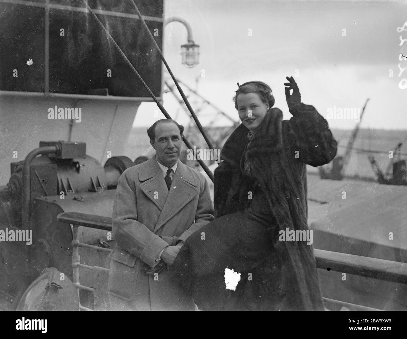 Mlle Constance Cummings , l' actrice , et son mari dramaturge , Ben Levy . ont quitté Southampton sur la ' Reine Mary ' pour New York , pour apparaître dans la production de ' la Jeune Madame Conti ' , Hubert Griffiths play . 17 mars 1937 Banque D'Images