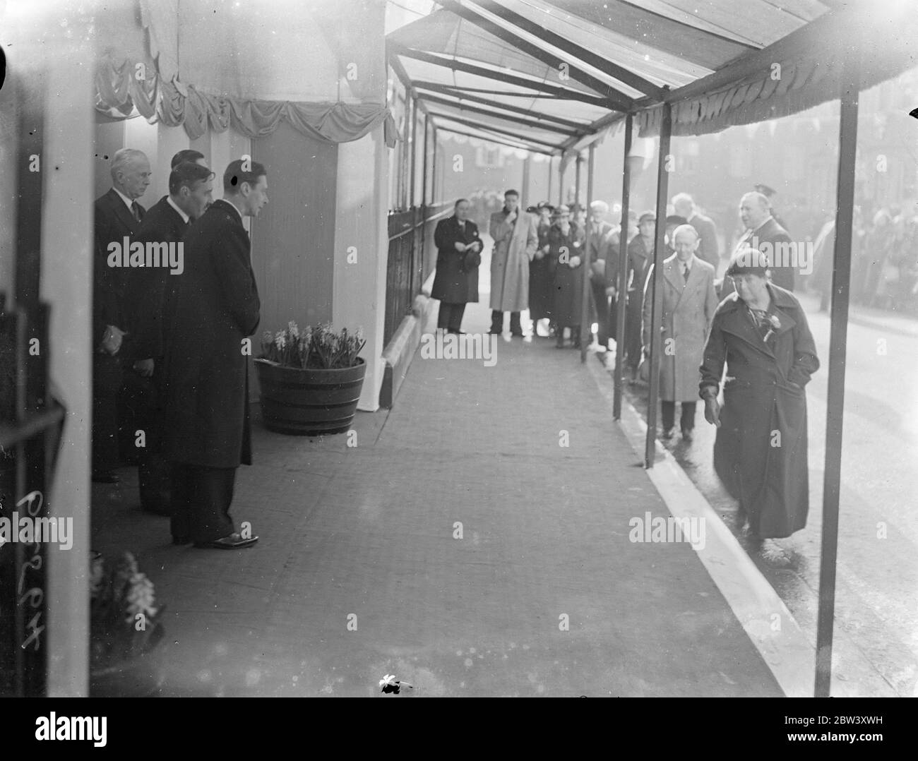 Locataires présentés au Roi pendant la visite du Duché . Certains des plus anciens locataires de la propriété ont été présentés au roi lorsqu'il a visité la rue Aquin lors de sa visite du duché des domaines de Cornwall dans le sud de Londres . La tournée royale a été faite le 600e anniversaire de l'octroi de la Charte duché au Prince Noir par Edward III en 1337 . Expositions de photos , locataires qui ont déposé leurs dépôts passés comme ils ont été présentés au Roi dans la rue Aquin , près de la rue Stamford . 17 mars 1937 Banque D'Images