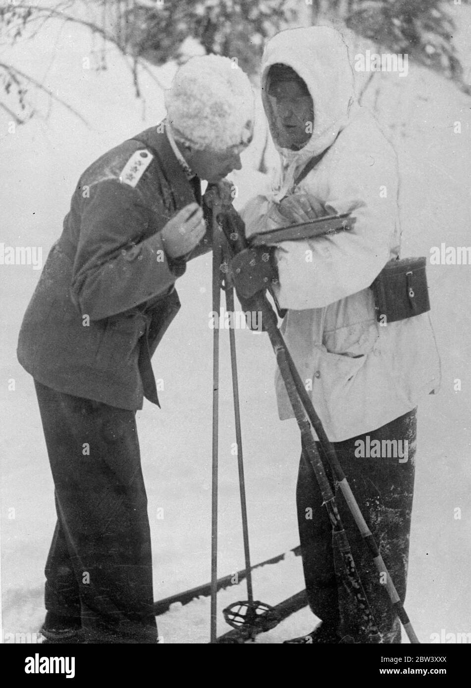 Prince héritier aux manoeuvres de l'armée suédoise en Laponie . Le prince héritier Gustav Adolf assiste aux manoeuvres de l'armée suédoise qui se déroulent actuellement dans les conditions hivernales de la Laponie . Toutes les forces d'infanterie sont équipées de skis et la plupart de l'artillerie de traîneaux . Les fourrures sont l'uniforme prédominant . Photos , Prince héritier Gustav Adolf ( à gauche ) étudiant une carte aux manoeuvres de Boden , laponie . 11 mars 1937 Banque D'Images