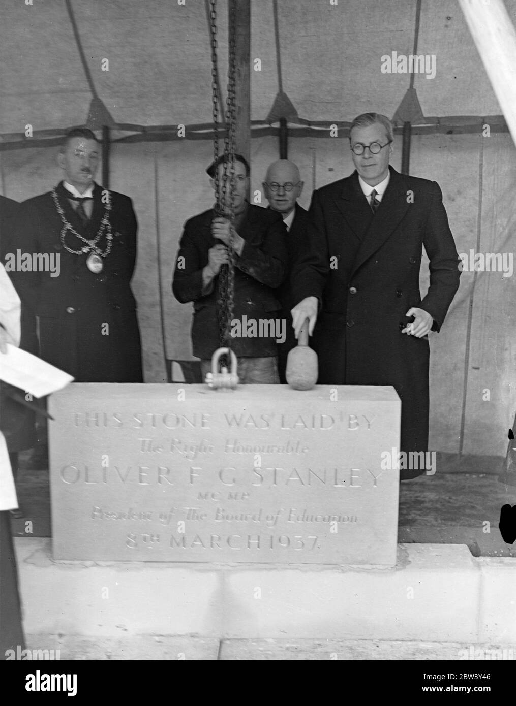 Le Président du Conseil de l'éducation pose la pierre de fondation de la nouvelle école du Roi Edward VI à Southampton . M. oliver Stanley , Président du Conseil de l'éducation , a posé la pierre de fondation de la nouvelle école du Roi Edward VI , Southampton , sur le site des terrains de jeu de Hill Lane . La nouvelle école est capable d'accueillir entre 600 et 650 garçons. On espère que l'école sera déplacée de ses locaux actuels sur Havelock Road vers le nouveau bâtiment en septembre 1938 . Ce sera la troisième étape de l'école depuis sa fondation en 1554 . Photos , M. Oliver Stanley ( le plus haut ) posant la fondation Banque D'Images