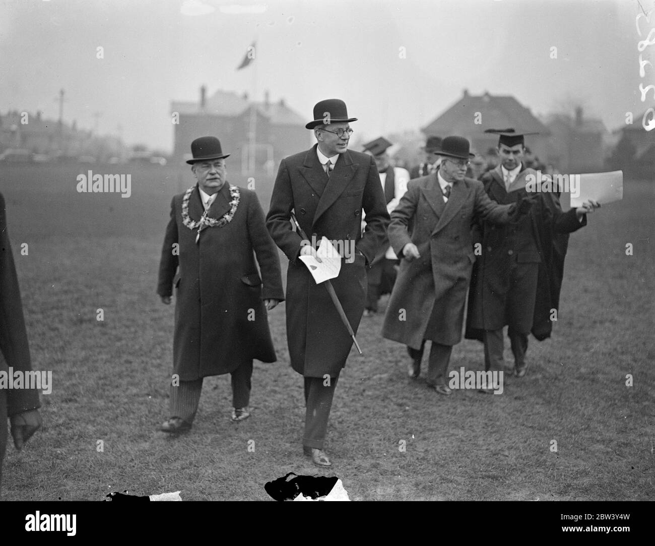 Le Président du Conseil de l'éducation pose la pierre de fondation de la nouvelle école du Roi Edward VI à Southampton . M. oliver Stanley , Président du Conseil de l'éducation , a posé la pierre de fondation de la nouvelle école du Roi Edward VI , Southampton , sur le site des terrains de jeu de Hill Lane . La nouvelle école est capable d'accueillir entre 600 et 650 garçons. On espère que l'école sera déplacée de ses locaux actuels sur Havelock Road vers le nouveau bâtiment en septembre 1938 . Ce sera la troisième étape de l'école depuis sa fondation en 1554 . Photos , M. Oliver Stanley ( le plus haut ) avec le maire de Sout Banque D'Images