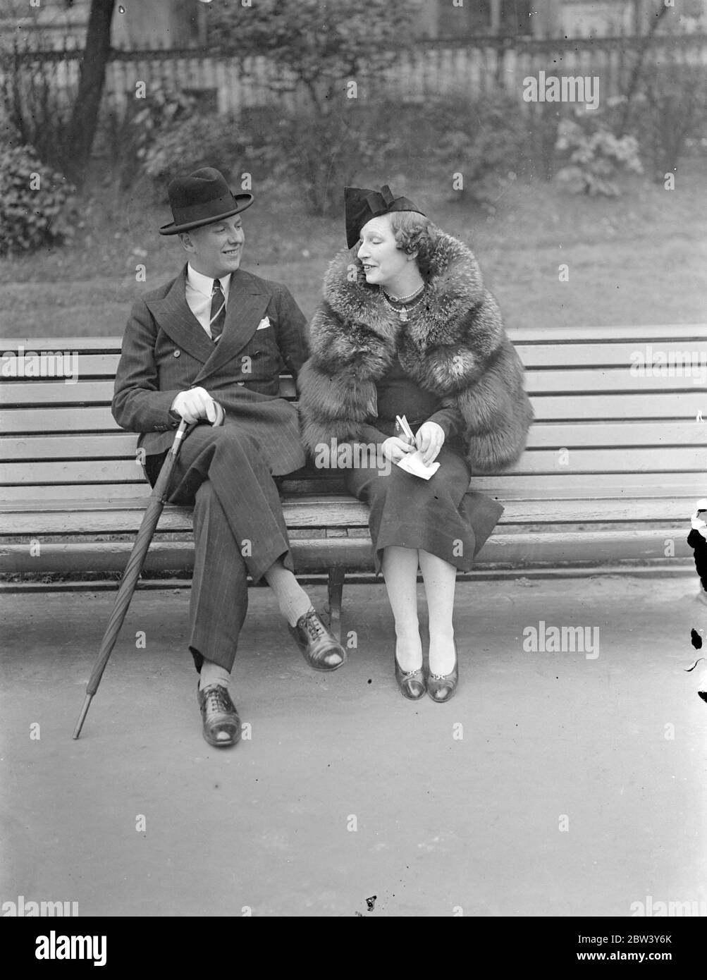 Lord et Lady Erroll de retour à Londres depuis le ranch du Kenya . Lord Errol , le Lord Haut Constable , héréditaire de l' Écosse , est Londres avec Lady Erroll lors de l' une de ses visites périodiques en Britien du Kenya . Lord Errol est allé au Kenya il y a quelques années pour vivre en permanence sur son ranch près du magnifique lac Naivaska . Auparavant, il avait fait un brillant départ au Service diplomatique , il a été nommé attaché à Berlin à l'époque de 19 ans , mais il l'a abandonné en faveur de l'élevage en ranch . Photos de Lord et Lady Erroll photographiées dans les jardins d'Embankment . 9 mars 1937 Banque D'Images