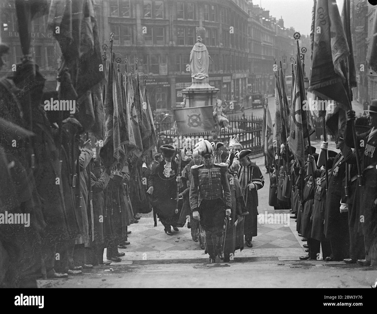 Londres ' Old Contemptibles ' à St Paul ' s pour le défilé annuel de l'église . Deux mille vieux Contentibles de Londres ont défilé à la cathédrale Saint-Paul pour assister à leur défilé annuel de l'église en remerciement pour la préservation des membres existants et en mémoire de ceux qui sont morts pendant la guerre . Le maire a pris le salut à la Maison de la Maison. Photos , le Lord Mayor , Sir George Broadbridge , entrant à St Paul par les normes des ' vieux Contemptables ' . 7 mars 1947 Banque D'Images Londres ' Old Contemptibles ' à St Paul ' s pour le défilé annuel de l'église . Deux mille vieux Contentibles de Londres ont défilé à la cathédrale Saint-Paul pour assister à leur défilé annuel de l'église en remerciement pour la préservation des membres existants et en mémoire de ceux qui sont morts pendant la guerre . Le maire a pris le salut à la Maison de la Maison. Photos , le Lord Mayor , Sir George Broadbridge , entrant à St Paul par les normes des ' vieux Contemptables ' . 7 mars 1947 Banque D'Images