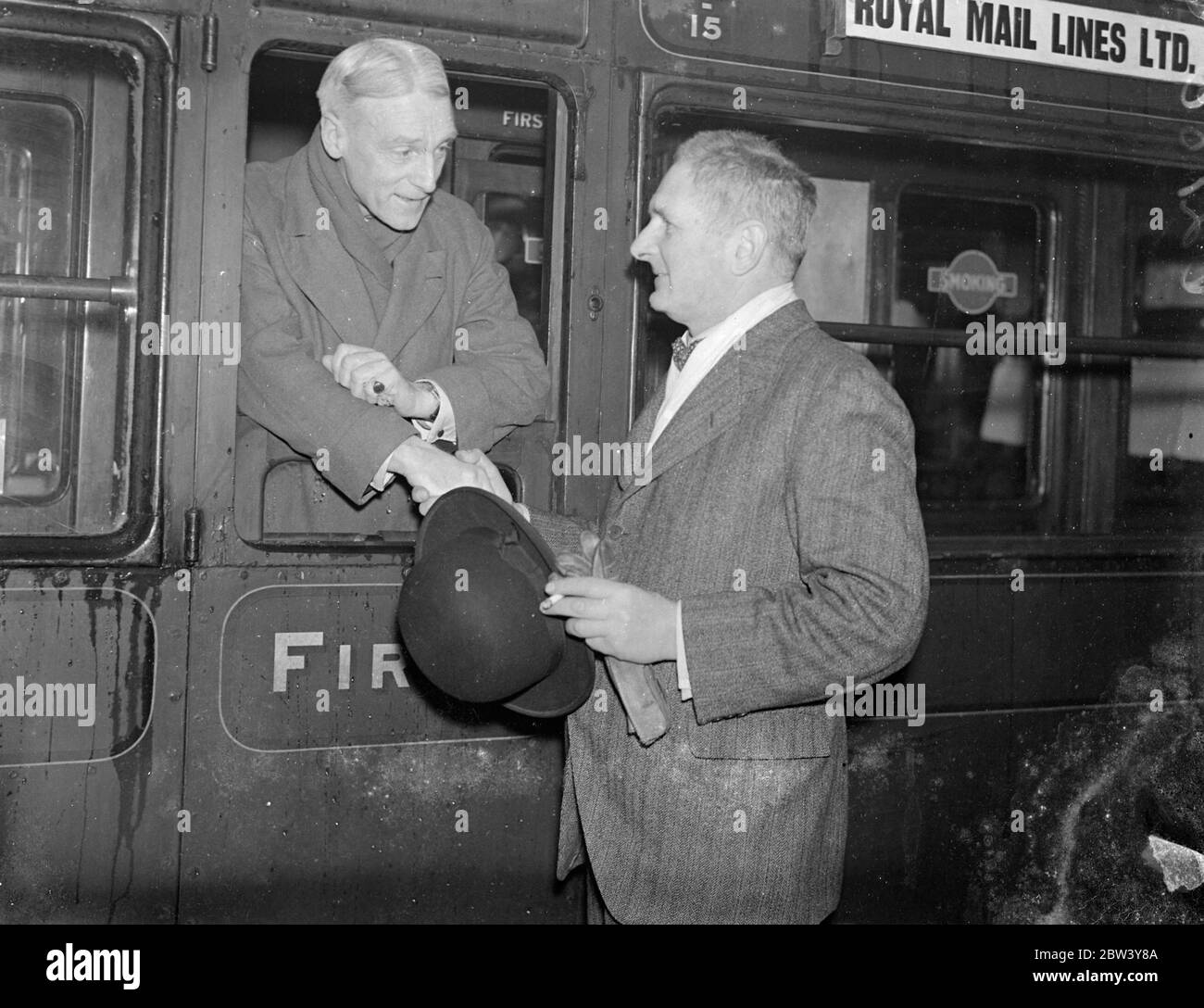 Le chef des observateurs britanniques part pour surveiller le Portugal , frontière espagnole . Le capitaine Malcolm H S Macdonald , DSO , RN , a quitté Waterloo sur le train à bateaux Almanzora avec le premier contingent d'observateurs britanniques qui se rendre au Portugal pour veiller au respect de l'accord de ne pas importer de matériel de guerre et de volontaires en Espagne . Le capitaine Macdonald a été nommé administrateur des observateurs . Expositions de photos , le capitaine Malcolm H S Macdonald vu par le capitaine A H Smyth , RN ( retraité ) , administrateur adjoint des observateurs à Waterloo , le capitaine Smyth sera le second Banque D'Images Le chef des observateurs britanniques part pour surveiller le Portugal , frontière espagnole . Le capitaine Malcolm H S Macdonald , DSO , RN , a quitté Waterloo sur le train à bateaux Almanzora avec le premier contingent d'observateurs britanniques qui se rendre au Portugal pour veiller au respect de l'accord de ne pas importer de matériel de guerre et de volontaires en Espagne . Le capitaine Macdonald a été nommé administrateur des observateurs . Expositions de photos , le capitaine Malcolm H S Macdonald vu par le capitaine A H Smyth , RN ( retraité ) , administrateur adjoint des observateurs à Waterloo , le capitaine Smyth sera le second Banque D'Images