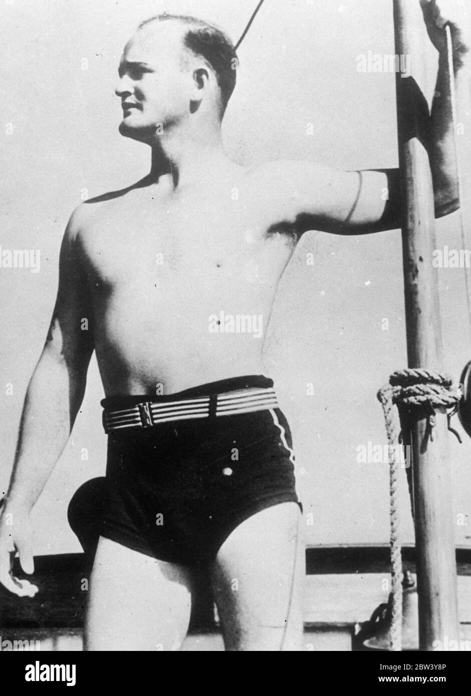 Magnifiquement construit, le capitaine Wallace Caswell, âgé de 26 ans, suit la profession la plus périlleuse du monde. Il combat et tue les requins pour leur vie, et dans cette série de photos sans précédent, il est montré dans un combat en haute mer avec le requin monstre. Nageur merveilleux, Caswell a d'abord enseigné à combattre les requins dans leur propre élément quand ils ont arraché et détruit ses filets de pêche. Il a deux méthodes de tuer - par le couteau et en faisant se faire des bras dans les branchies et en les noyant. Bien qu'il ait de nombreuses rencontres avec les monstres, le capitaine Caswell n'a été blessé que deux fois, mais il porte un argent Banque D'Images
