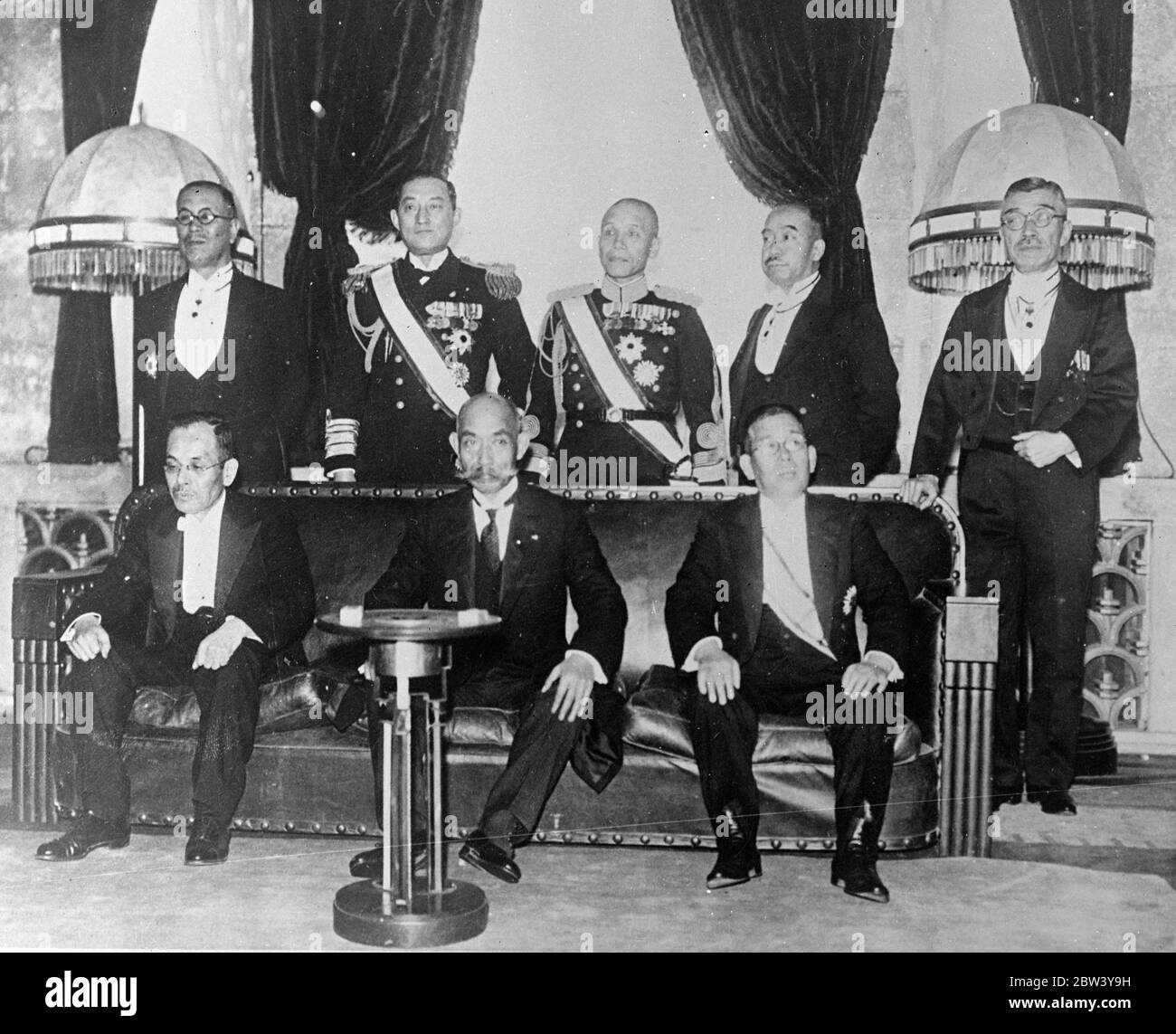 Première photo du nouveau cabinet japonais. C'est la première photo du nouveau Cabinet japonais formé par Senjuro Hayashi à la suite de la crise ministérielle provoquée par la démission du Premier ministre Koki Hirota. De gauche à droite - assis - Toyotaro Yuki (Finances); premier ministre Senjuro Hayashi; qui occupe également les postes du ministère de l'éducation et des Affaires étrangères; et Tatsunosuke Yamazaki (Agriculture et forêts). Debout - Takuo Godo (Industrie et Commerce); Mitsumasa Yonai (Marine); Kotaro Nakamura (Guerre); Kakichi Kawarada (Affaires intérieures); et Suehiko Shiono, ministre de la Justice. 4 mars 1937 Banque D'Images