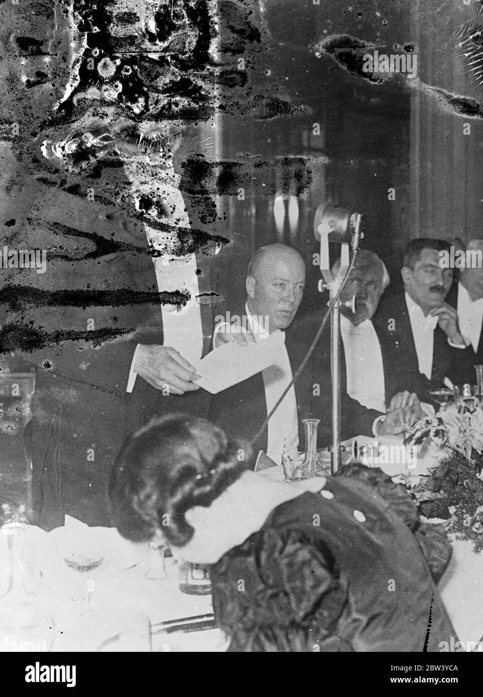 Premier ministre français au dîner d'anniversaire de Washington à Paris. L'amitié franco-américaine est vitale pour la paix. M. Leon Blum, Premier ministre français, a assisté au dîner annuel à Paris à l'occasion de l'anniversaire de la naissance de George Washington. Dans un discours, il a souligné que l'amitié traditionnelle entre la France et les Etats-Unis, qui, a-t-il dit, constituait l'une des conditions vitales de la paix mondiale. Il a déclaré que la France avait trouvé dans les politiques de Roosevelt une noble expression de ses idéaux. Spectacles photo : Premier Leon Blum parlant au dîner. M. William C. Bullitt, Ambassado américain, est assis à droite (tête chauve) Banque D'Images