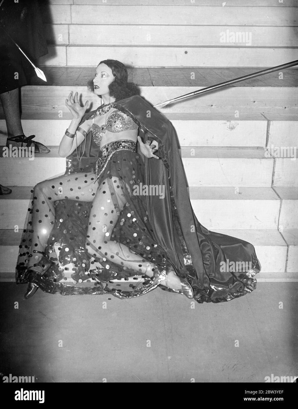 Salome dans la passion jouer robe répétition . Conçu comme le plus grand spectacle jamais vu à Londres , mais le jeu passion ' Roi de gloire ' , écrit par Mme L M Shiner , épouse du vicaire de Londres , est produit à l' Albert Hall , Londres . Plus de 1000 acteurs , chanteurs et musiciens y participent . L'histoire est tissée autour de l'évangile , de l'entrée du Christ à Jérusalem à l' Ascension . La reine Mary est de voir une performance . Photos , Mlle Pamela Foster comme Salome dansant dans la répétition de robe . La scène dans laquelle elle danse avant Hérode est l'une des plus magnifiques de toute la pièce . 12 février Banque D'Images