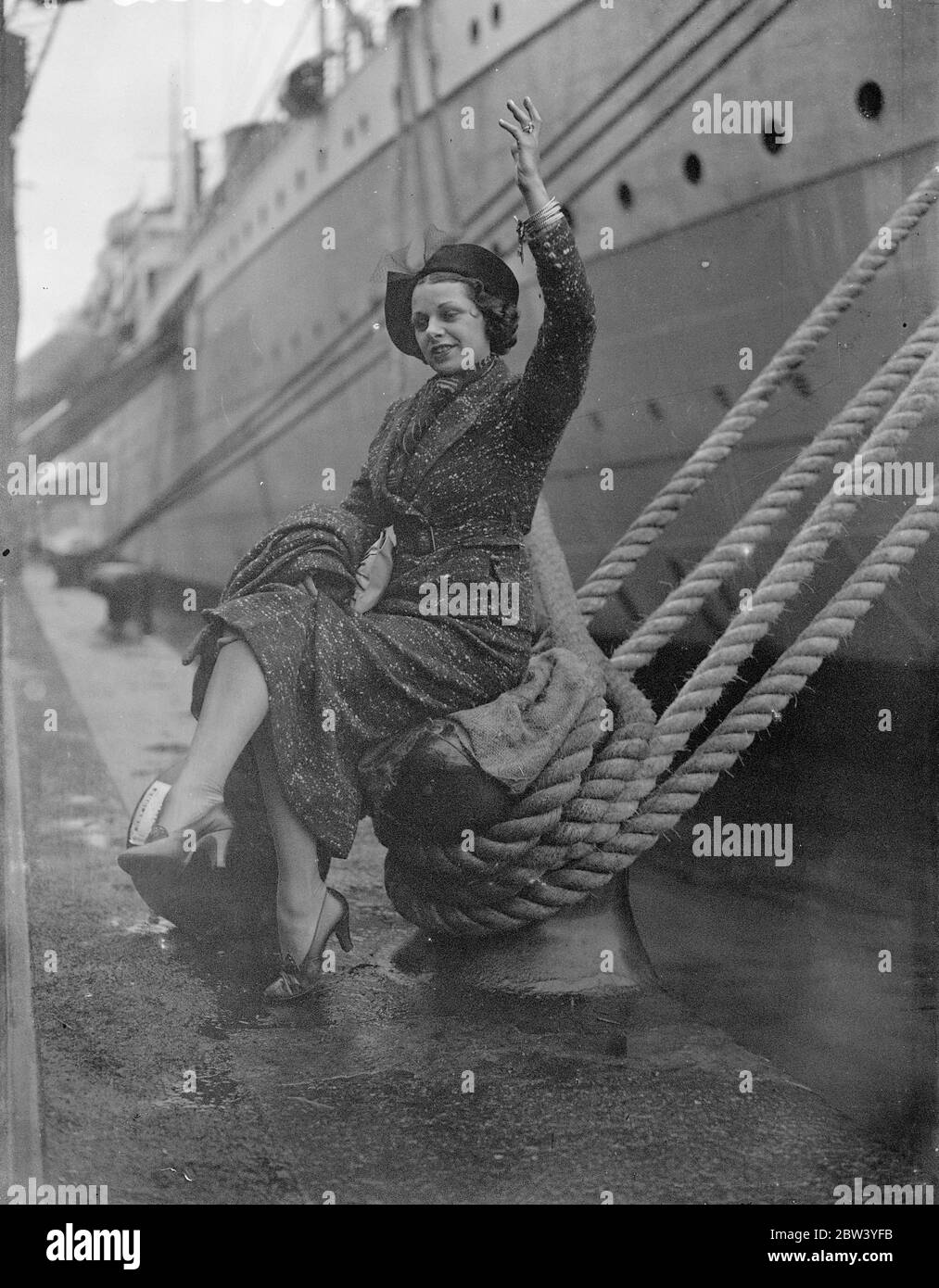 Danseuse anglaise maison de Johannesburg exposition . Mlle Squire Brown , qui a représenté l'Angleterre dans le concours de danse à l'exposition Empire à Johannesburg , est arrivée à Southampton à bord du ' Carnarvon Castle ' . Spectacles photo , Mlle Squire Brown à l'arrivée à Southampton . 8 février 1937 Banque D'Images