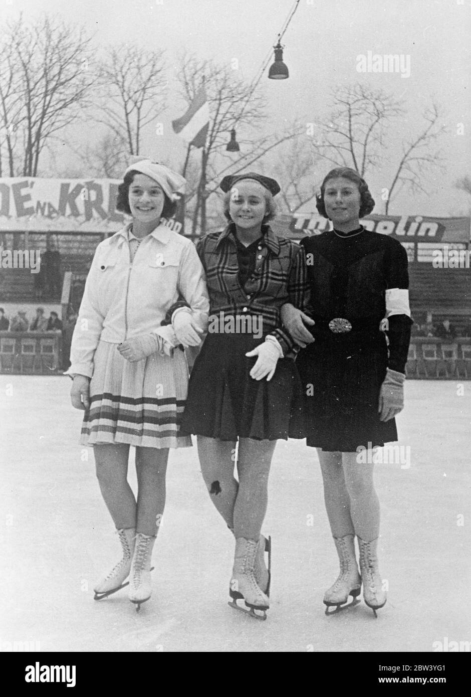 Les filles britanniques sont les premières et les deuxièmes aux championnats du monde de patinage à Prague . La Grande-Bretagne a établi la suprématie des femmes sur le patinage des glace lors de la compétition internationale de Prague . Mlle Cecilia Acolledge , fille de 16 ans des têtes le docteur , a la liste des 12 meilleurs patineurs avec 376.2 points . Les gagnants suivants ont été Mlle Megan Taylor , également de Grande-Bretagne , avec 68.18 points gratuits . Mlle Gladys Jagger et Mlle Joy Rickett ont également été notées avec les championnats . Photos , les trois premiers championnats du monde de gauche à droite , Mlle Megan Taylor ( deuxième ) , Mlle Hruba de Tchécoslovaquie , Banque D'Images