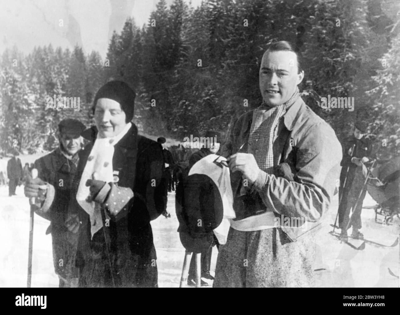 Le ski a conservé la faveur de la princesse Juliana. Chaque jour à Krynica. Le ski est le sport préféré de la princesse Juliana de Hollande et de son consort, le prince Bernhard, à Krynica, la station de sports d'hiver polonaise où ils passent la première partie de leur lune de miel. Photos : la princesse Juliana et son mari, le prince Bernhard, skier à Krynica. 27 janvier 1937 Banque D'Images