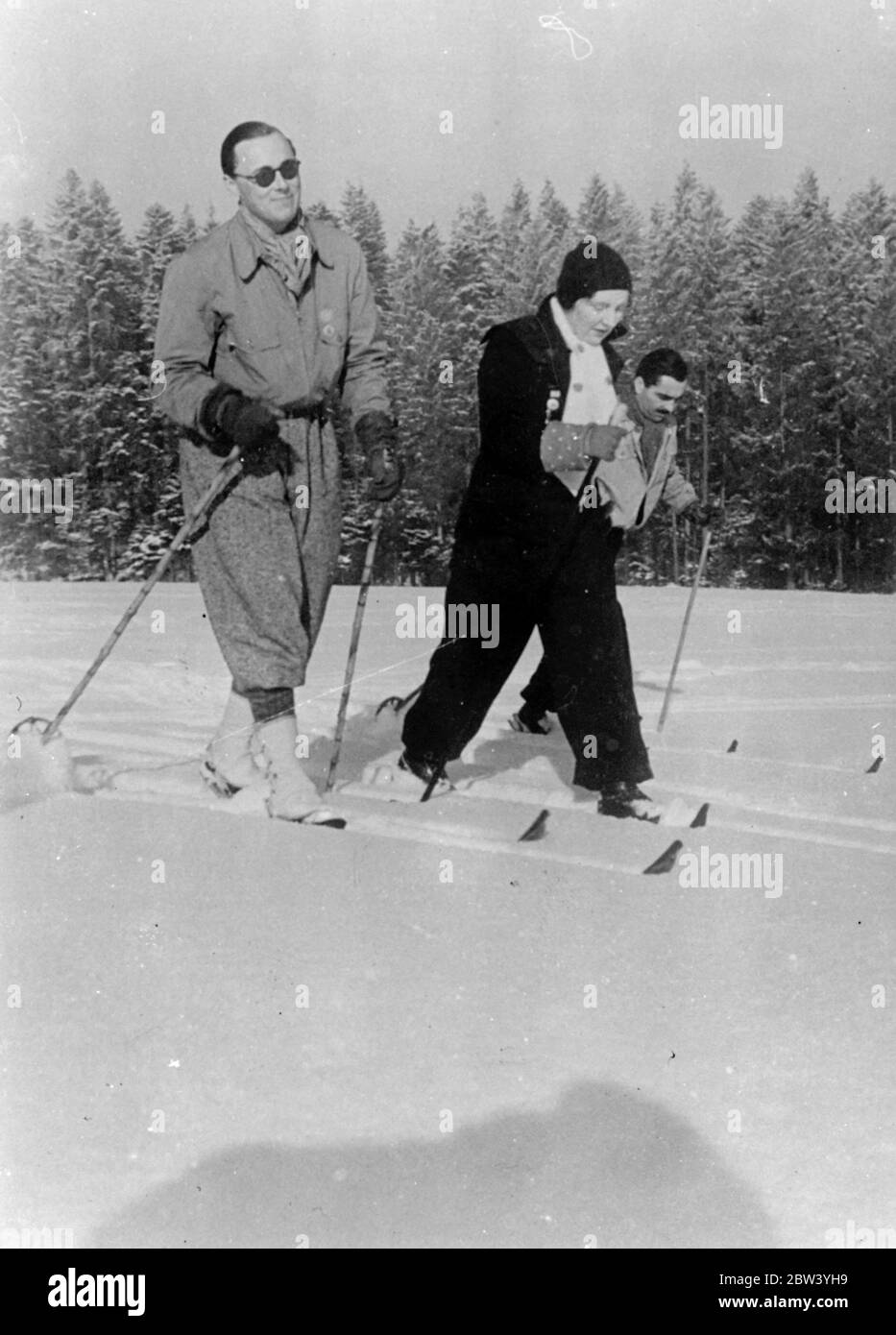 Le ski a conservé la faveur de la princesse Juliana. Chaque jour à Krynica. Le ski est le sport préféré de la princesse Juliana de Hollande et de son consort, le prince Bernhard, à Krynica, la station de sports d'hiver polonaise où ils passent la première partie de leur lune de miel. Photos : la princesse Juliana et son mari, le prince Bernhard, skier à Krynica. 27 janvier 1937 Banque D'Images