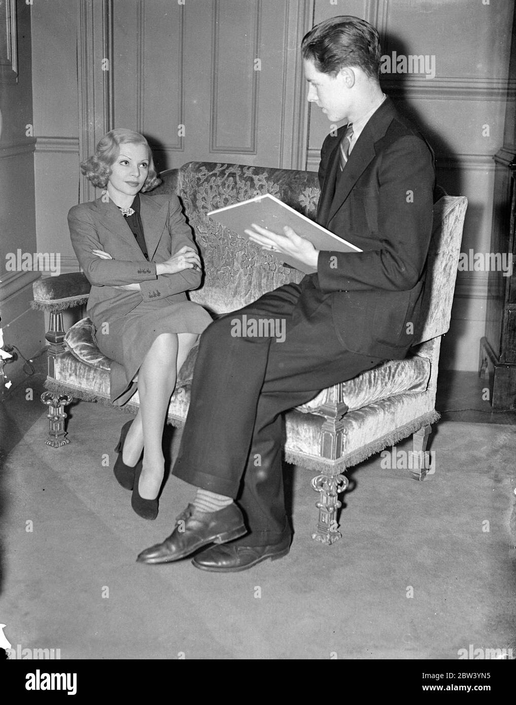 Artiste-frère de Clare Luce, 19 ans, étudiant à Londres. Frère de Clare Luce, l'actrice américaine, le Roy Luce, 19 ans, est arrivé à Londres pour étudier. Plus tard, il va aller à Paris. Bien que jeune, Luce a esquissé Bernard Shaw, qui a retourné le portrait avec l'observation qu'il avait citation l'a touché vers le haut dans une suggestion lointaine de lui-même. Luce est maintenant engagé sur un portrait de sa sœur Claire, qui vient de faire sa première apparition sur le programme de télévision de Alexandra Palace. Photos : le Roy Luce esquissant sa sœur, Clare Luce, à Londres. 27 Banque D'Images