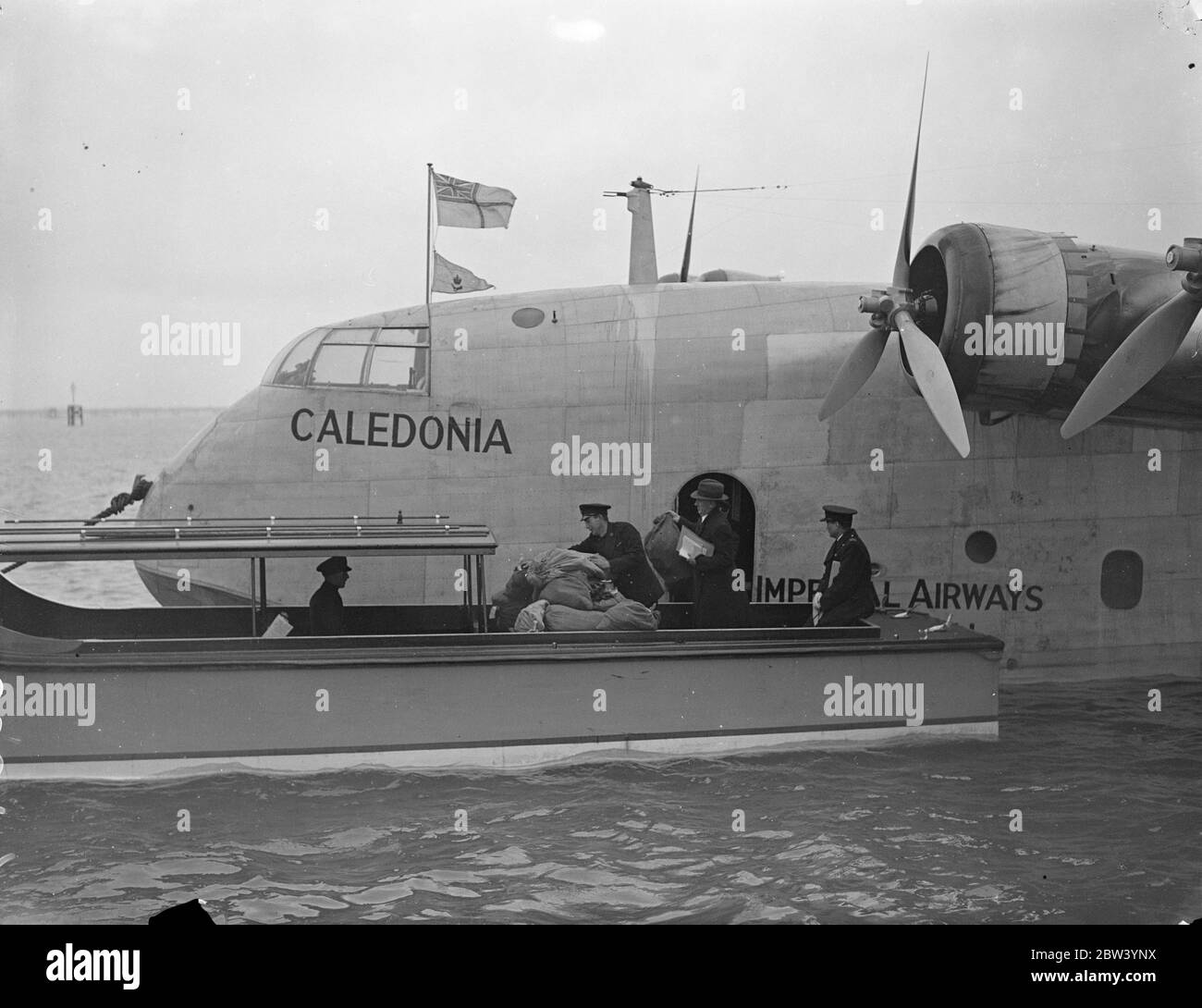 Le premier bateau volant de l'Atlantique arrive à Southampton après la  création du nouveau record. Caledonia, premier des bateaux de vol Imperial  Airways à être installés pour des vols expérimentaux d'essai à