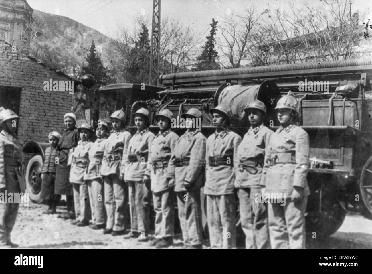 Les écoliers forment la première brigade de pompiers pour enfants en Union soviétique. Filles pour l'équipe de premiers secours. Équipé d'un moteur à jour, neuf écoliers ont formé la première brigade de pompiers pour enfants de l'Union soviétique à Tbilissi (anciennement Tiflis), la capitale de la Géorgie, l'URSS. Les filles qui forment l'équipe de premiers secours sont attachées à la brigade, dont les membres ont tous moins de 15 ans. Les membres de la brigade consacrent la plupart de leur temps libre à la pratique. Photos : la brigade des pompiers et l'équipe de secourisme des écoliers forcent sous le commandement du chef de 12 ans à Tblisi, Géorgie, le 5 novembre 1936 Banque D'Images