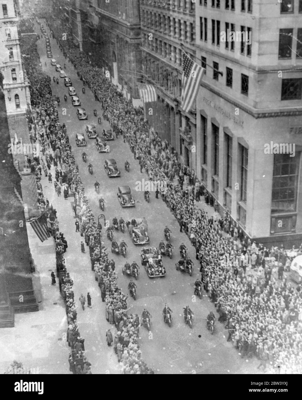 Roosevelt se frayait à nouveau la voie de la Maison Blanche avec une majorité de 10 millions de personnes, entrant dans New York en triomphe. Avec une certaine majorité dans 44 des 48 États et une majorité assurée de 10 millions de voix sur son rival, le gouverneur Landon, le président Franklin D. Roosevelt a fracassé son chemin à la présidence des États-Unis pendant quatre ans de plus. New York lui a donné une majorité record de 1,400,000 voix. Le résultat de l'élection est considéré comme un triomphe personnel pour le Président. Photos : vue générale du grand défilé alors que le président Franklin Roosevelt, entouré de patrouilles à moto, conduisait Banque D'Images