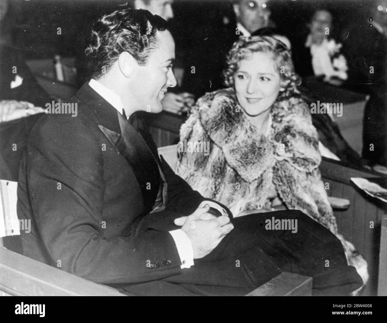 Mary Pickford et Buddy Rogers seront bientôt mariés , Hollywood dit . On croit à Hollywood que Mary Pickford devait être mariée à un Buddy Rogers , acteur et chef de bande , à la veille de son départ , le mois prochain , pour l'Angleterre . Les amis déclarent que le voyage sera une lune de miel pour la paire , dont les noms ont été systématiquement liés depuis le divorce de Fairbanks . Mlle Pickford refuse de discuter de la rumeur . Des spectacles photo , Buddy Rogers et Mary Pickford se souriant les uns les autres lorsqu'ils ont assisté à une représentation de ' Everyman ' mise en scène au bol d'Hollywood par Johannes Poulsen , directeur de l' Banque D'Images