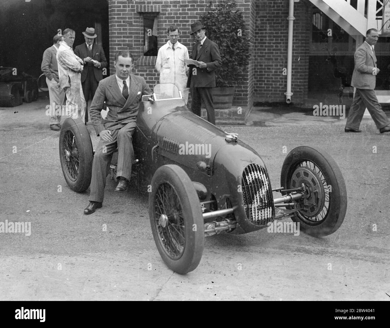 Le plus petit pilote a la plus petite voiture pour la course rapide de saison. Des pilotes célèbres, dont plusieurs femmes, mettent en pratique leur dernière course en préparation à la huitième course internationale de 500 miles - la plus rapide de la saison - qui a lieu le samedi (19 septembre) à Brooklands. Seules les voitures connues pour être capables d'une vitesse de tour de 100 miles par heure ont été acceptées par les organisateurs, le British Racing Drivers Club. Photos: Charlie Dodson, le plus petit pilote, avec une plus petite cicatrice - le nouveau Austin 7 - à Brooklands. 17 septembre 1936 Banque D'Images