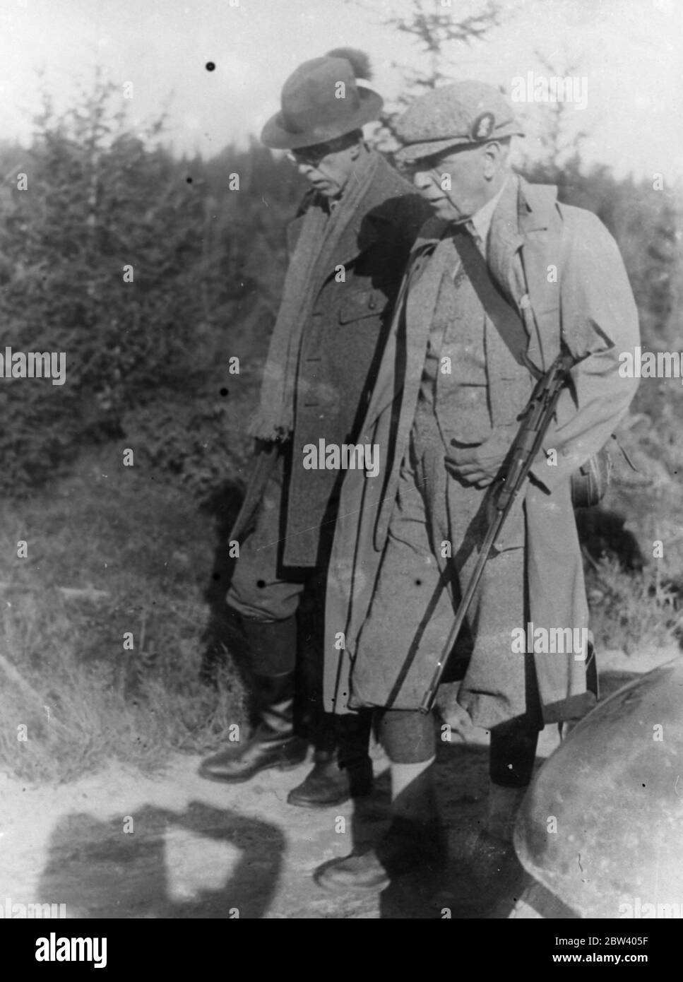 Le roi Gustav va chasser l'élan avec son compagnon anglais. Le roi Gustav a accueilli M. Guinness de Londres lors d'une expédition de chasse à l'élan en Suède . Photos , le roi Gustav et M. Guinness ( à droite ) à la chasse . 19 septembre 1936 Banque D'Images
