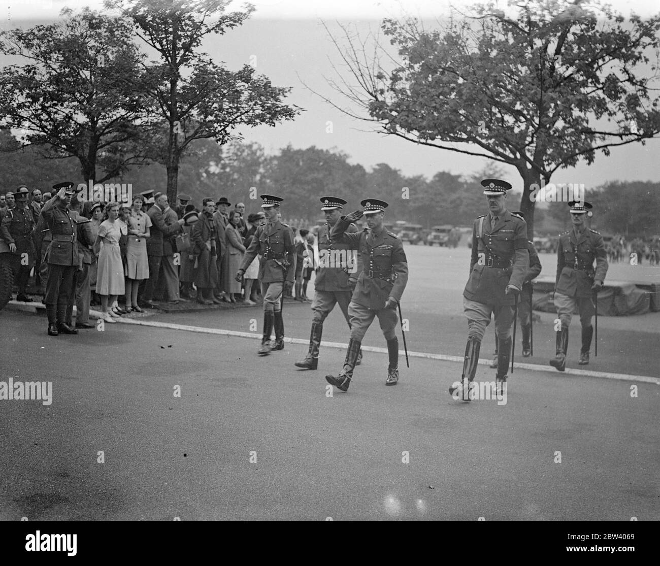 Le duc d'York [Prince Albert, bientôt le roi George VI] inspecte les gardes écossais avant le départ du régiment pour la Palestine. Le duc d'York, en tant que colonel, inspecta les gardes du 2e Bataillon des Scots et dit au revoir aux officiers et aux hommes d'Aldershot avant que le régiment ne quitte pour servir en Palestine. Expositions de photos : le duc d'York inspecte les gardes écossais à Aldershot. 18 septembre 1936 Banque D'Images