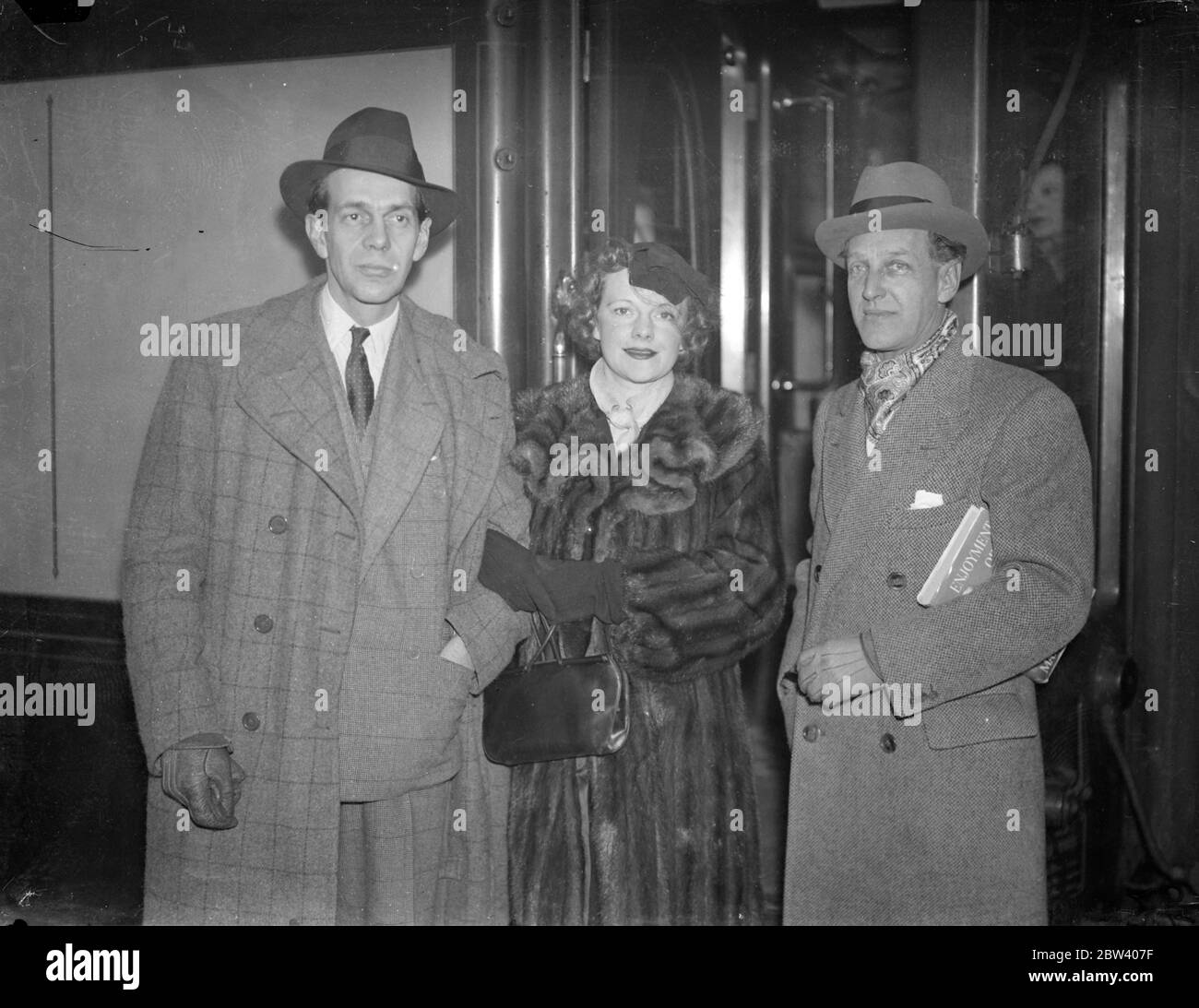 Raymond Massey et Otto Kruger partent pour l'Amérique. Raymond Massey, l'acteur et Otto Kruger, l'acteur du film tous deux à destination de l'Amérique, étaient des passagers à bord du train de bateaux Berengaria qui quitta Waterloo. Mme Massey a accompagné son mari jusqu'à Southampton. Photos: M. et Mme Raymond Massey avec Otto Kruger à Waterloo. 24 février 1937 Banque D'Images