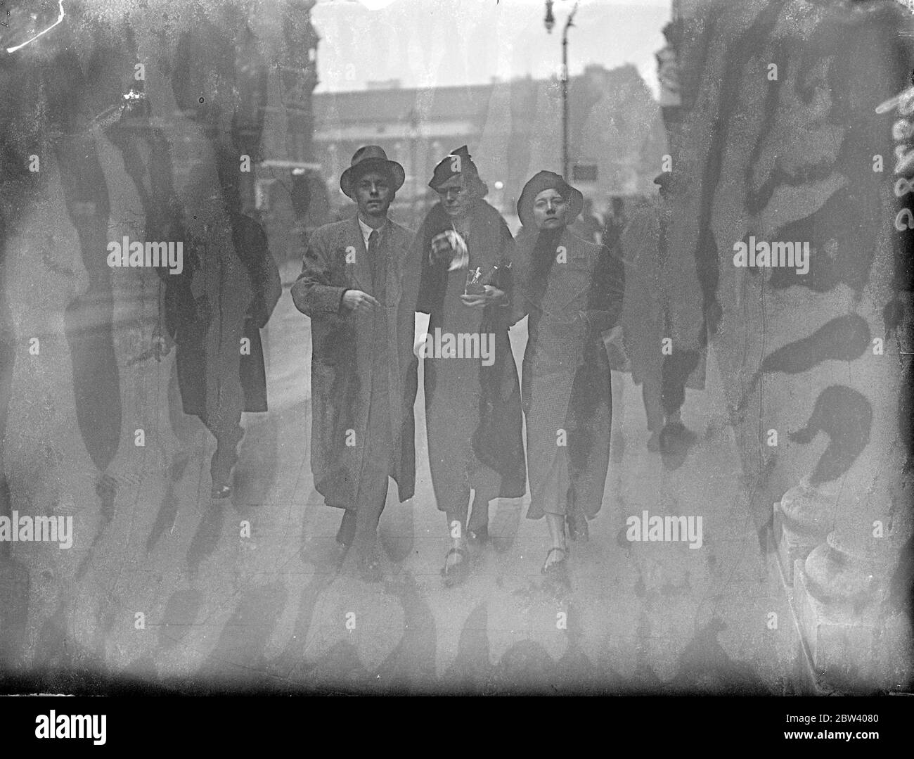 Mme Osborne entend un mari condamné pour vol de Girl Pat. Mme Osborne, épouse de George Black Osborne, skipper de la Girl Pat, a entendu son mari et son frère, James Black Osborne, condamnés à Old Bailey après avoir été reconnus coupables d'avoir volé le chalutier grimsby. Photos: Mme Osborne (au centre) avec le solliciteur après le verdict. 22 octobre 1936 Banque D'Images