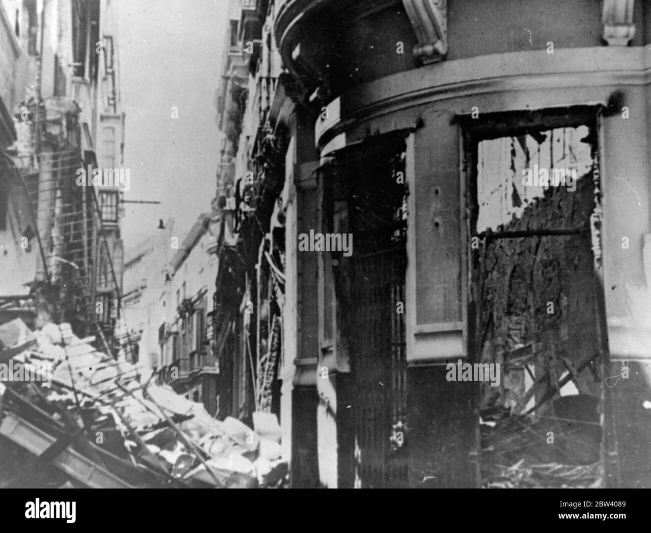Cadix en ruines . Beaucoup des rues principales de Cadix , le port nord espagnol , sont en ruines le résultat de violents combats entre loyalistes et rebelles . De grands bâtiments ont été démodés par des coups de feu . Photos , Eduardo Date Street , à Cadix en ruines . 20 septembre 1936 Banque D'Images
