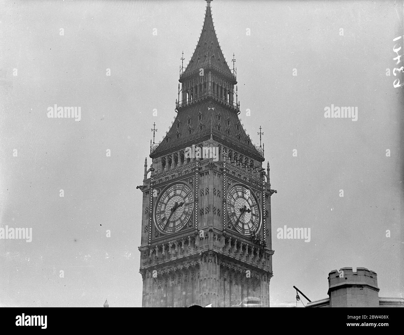 Big Ben , la tour de l'horloge des chambres du Parlement montrant les faces de l'horloge . Un célèbre site de Londres . Banque D'Images