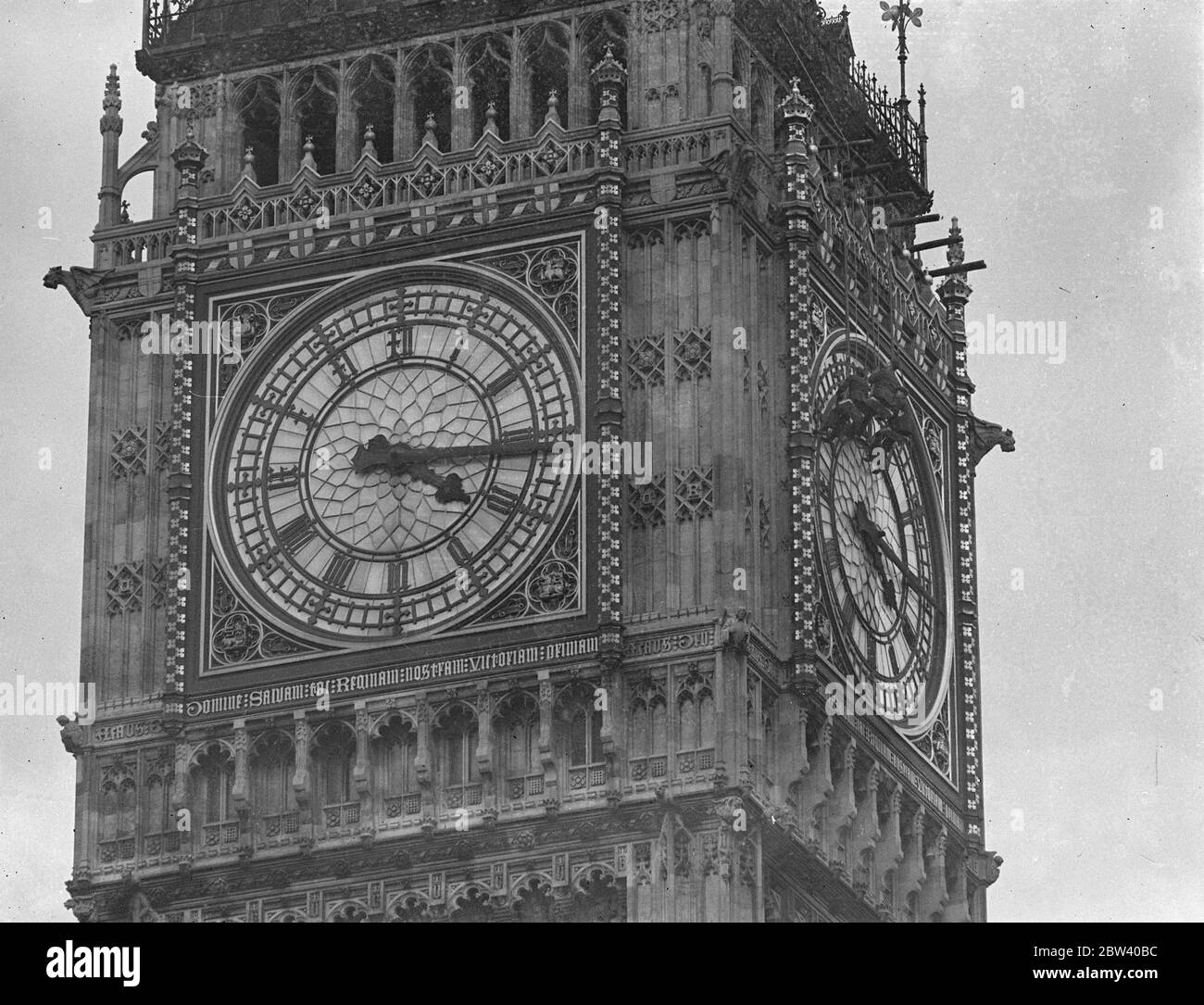 Big Ben , la tour de l'horloge des chambres du Parlement montrant les faces de l'horloge . Un célèbre site de Londres . Banque D'Images