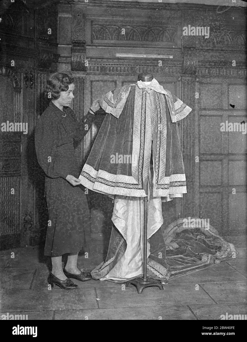 Des centaines de trésors royaux rares des maisons royales du monde étendus sur une période de centaines d'années ont été recueillis pour l'exposition du Trésor royal qui se tiendra du 12 avril au 15 mai au 5 Great Stanhope Street, Park Lane. L'exposition, l'une des attractions de Coronation debout, est à l'aide du nouvel hôpital de Westminster. Les reliques comprennent les vêtements, les bijoux, les meubles, les images, les manuscrits et d'autres souvenirs personnels. Spectacles photo: Robe de George VI à Coronation, prêté par le comte d'Ancester . 8 avril 1937 Banque D'Images