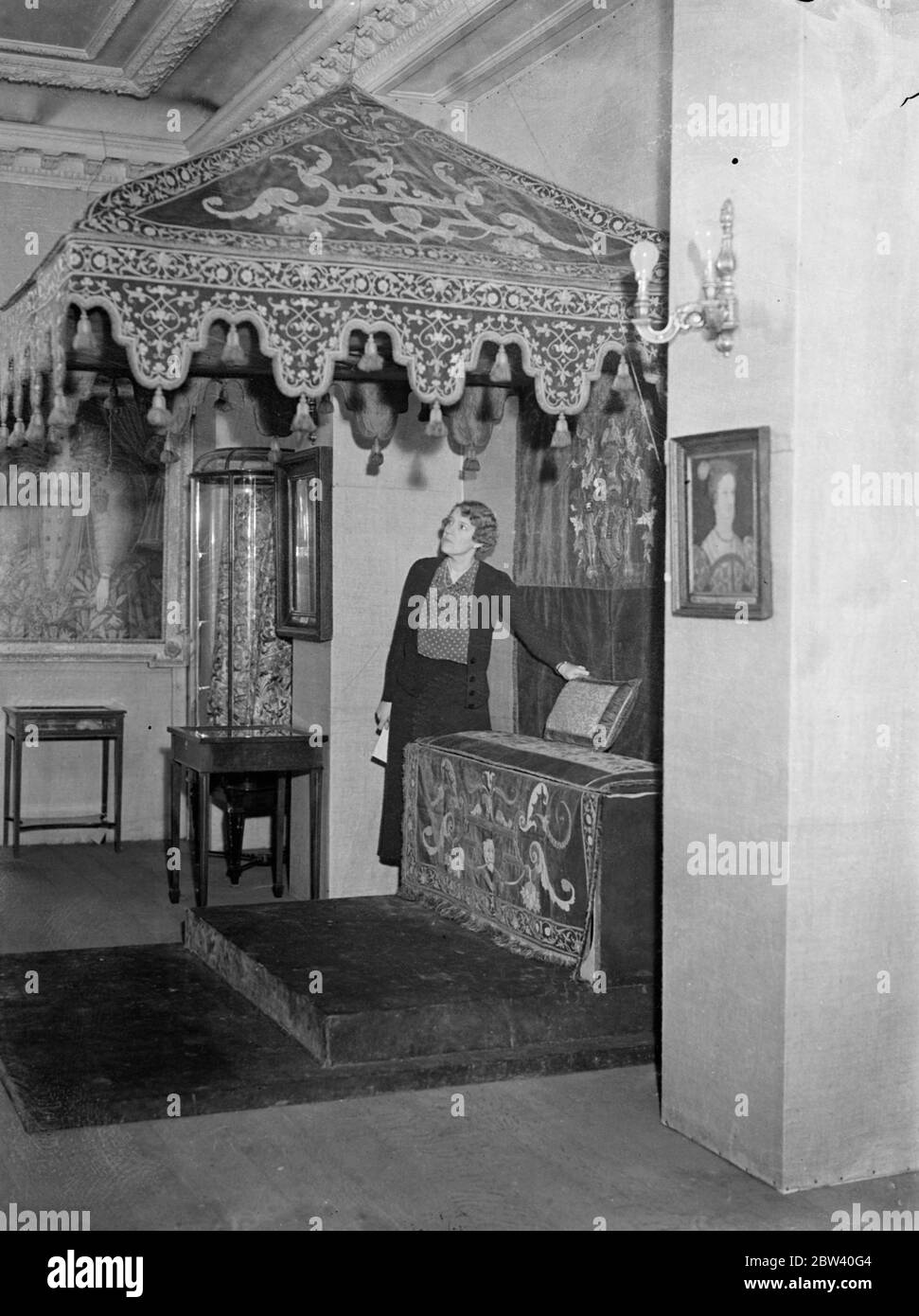 Des centaines de trésors royaux rares des maisons royales du monde étendus sur une période de centaines d'années ont été recueillis pour l'exposition du Trésor royal qui se tiendra du 12 avril au 15 mai au 5 Great Stanhope Street, Park Lane. L'exposition, l'une des attractions de Coronation debout, est à l'aide du nouvel hôpital de Westminster. Les reliques comprennent les vêtements, les bijoux, les meubles, les images, les manuscrits et d'autres souvenirs personnels. Photos : le trône de la reine Elizabeth, une des nombreuses expositions intéressantes. 8 avril 1937 Banque D'Images