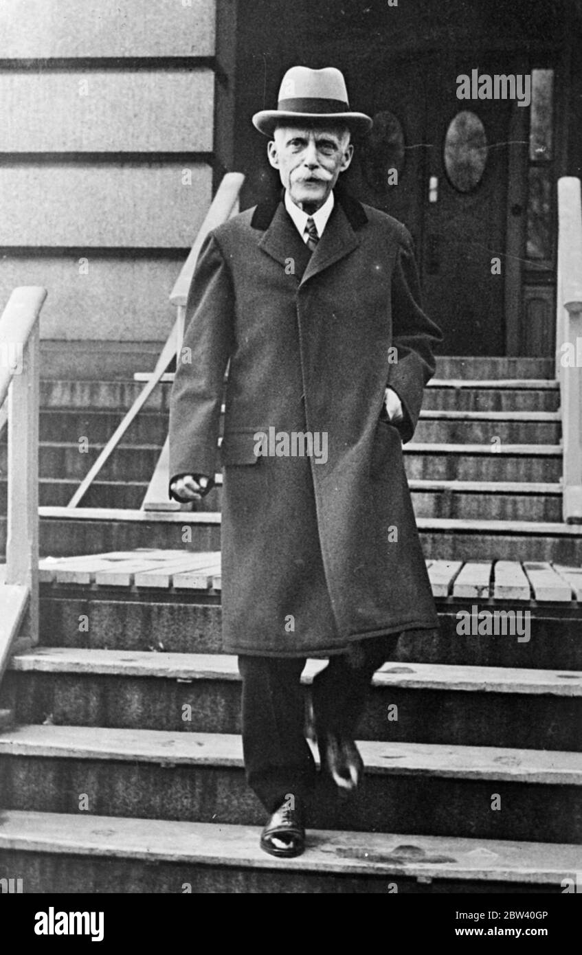 Première photo d'Andrew Mellon après nomination à l'ambassadeur américain à Londres . La première photo de M. Andrew Mellon , ancien secrétaire au Trésor des États-Unis , qui a été nommé ambassadeur américain à la Cour de St James à Londres , en succession avec le général Dawes , photographié alors qu'il quittait son bureau après la nomination . 9 février 1932 Banque D'Images