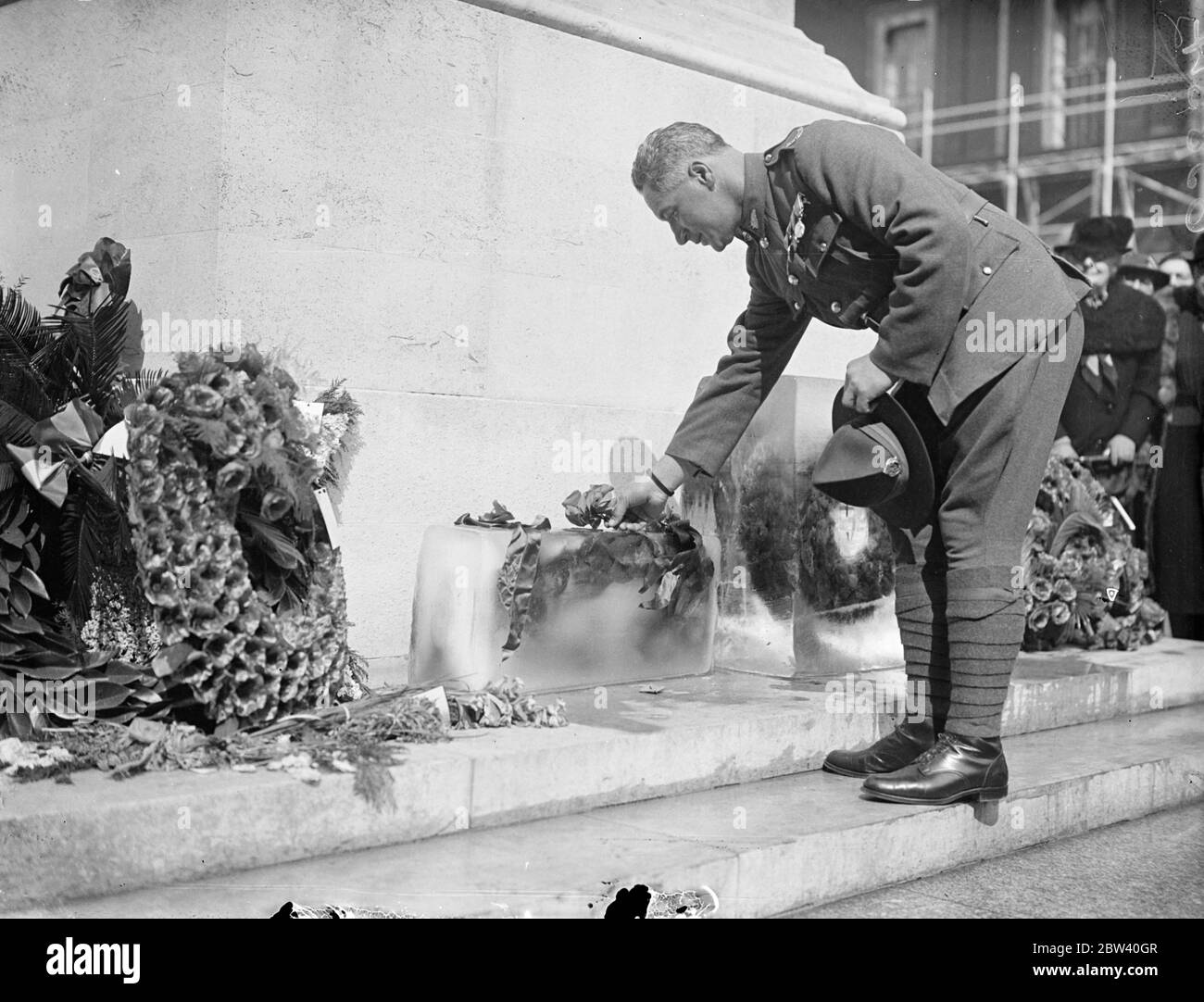 Le député maori dévoile une couronne de glace sur le Cenotaph. M. E. T. Tirikatene, député de Maori du Sud, Nouvelle-Zélande, a dévoilé une couronne de feuilles de karaka dans la glace sur le Cenotaph à la mémoire d'eux soldats maoris tombés pendant la guerre. La cérémonie a eu lieu en relation avec le jour d'Anzac. M. E. T. Tirikatene est l'un des quatre membres maoris du contingent de coronation néo-zélandais. Photos: M. E. T. Tirikatene dévoile la couronne sur le Cenotaph. 26 avril 1937 Banque D'Images