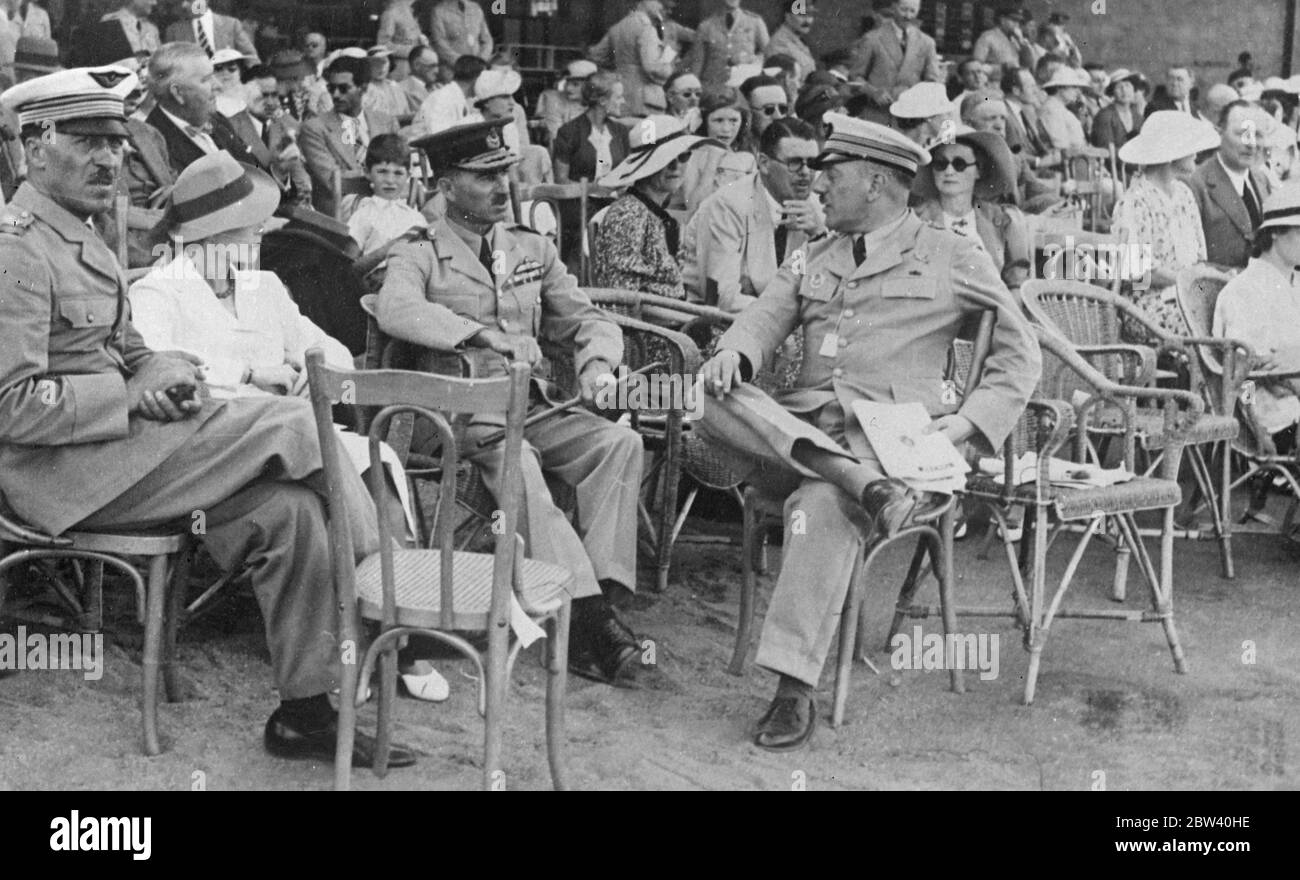 Des officiers de l'air français à la RAF sont exposés au Caire. En réponse à une invitation spéciale de la Royal Air Force, le colonel Roques, commandant de l'air français au Levante (en poste en Syrie), a assisté à l'exposition annuelle de la RAF à l'aide de la charité au Caire, en Égypte. Photos : Commodore de l'air A. A. Walser, officier supérieur de l'état-major de l'air, Commandement du Caire (au centre) avec le colonel Roques (à droite) et le commandant Schinittal de l'Armée de l'air française (à gauche) à l'exposition. 20 avril 1937 Banque D'Images