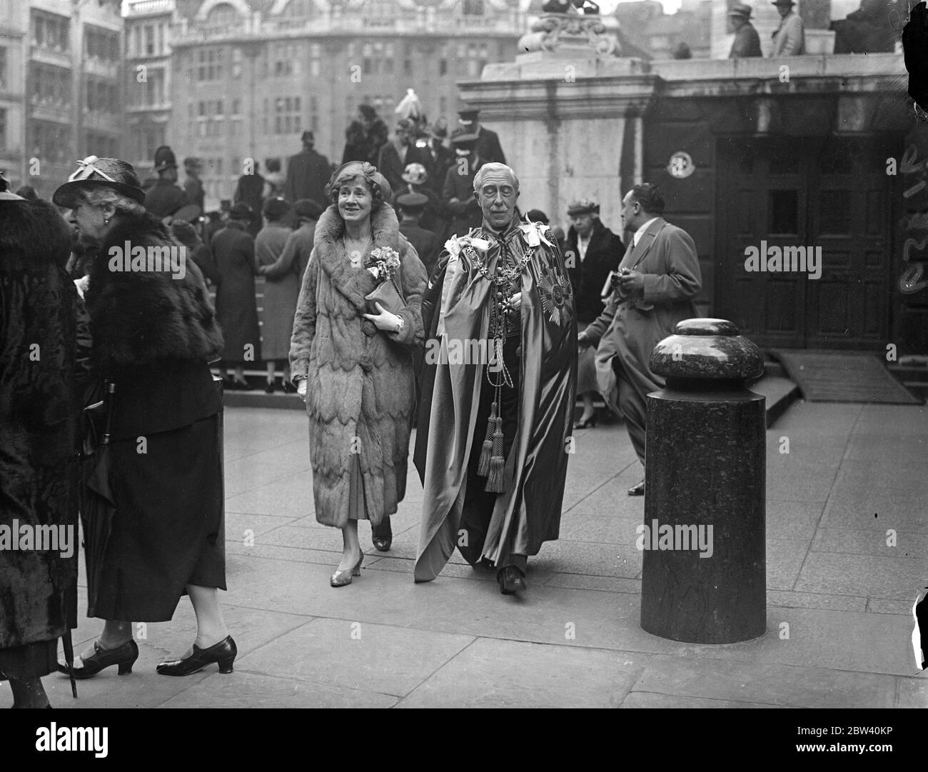 Seigneur et Dame Bledisloe au service annuel de l'ordre de Saint-Michel et de Saint-Georges. Le service annuel de l'ordre de Saint-Michel et Saint-Georges a eu lieu le jour de Saint-Georges à la cathédrale Saint-Paul, à Londres. Le comte d'Athlone fut installé Grand Maître de l'ordre et le marquis Willingdon comme chancelier. Spectacles photo: Seigneur et Dame Bledisloe partant après le service. 23 avril 1937 Banque D'Images Seigneur et Dame Bledisloe au service annuel de l'ordre de Saint-Michel et de Saint-Georges. Le service annuel de l'ordre de Saint-Michel et Saint-Georges a eu lieu le jour de Saint-Georges à la cathédrale Saint-Paul, à Londres. Le comte d'Athlone fut installé Grand Maître de l'ordre et le marquis Willingdon comme chancelier. Spectacles photo: Seigneur et Dame Bledisloe partant après le service. 23 avril 1937 Banque D'Images