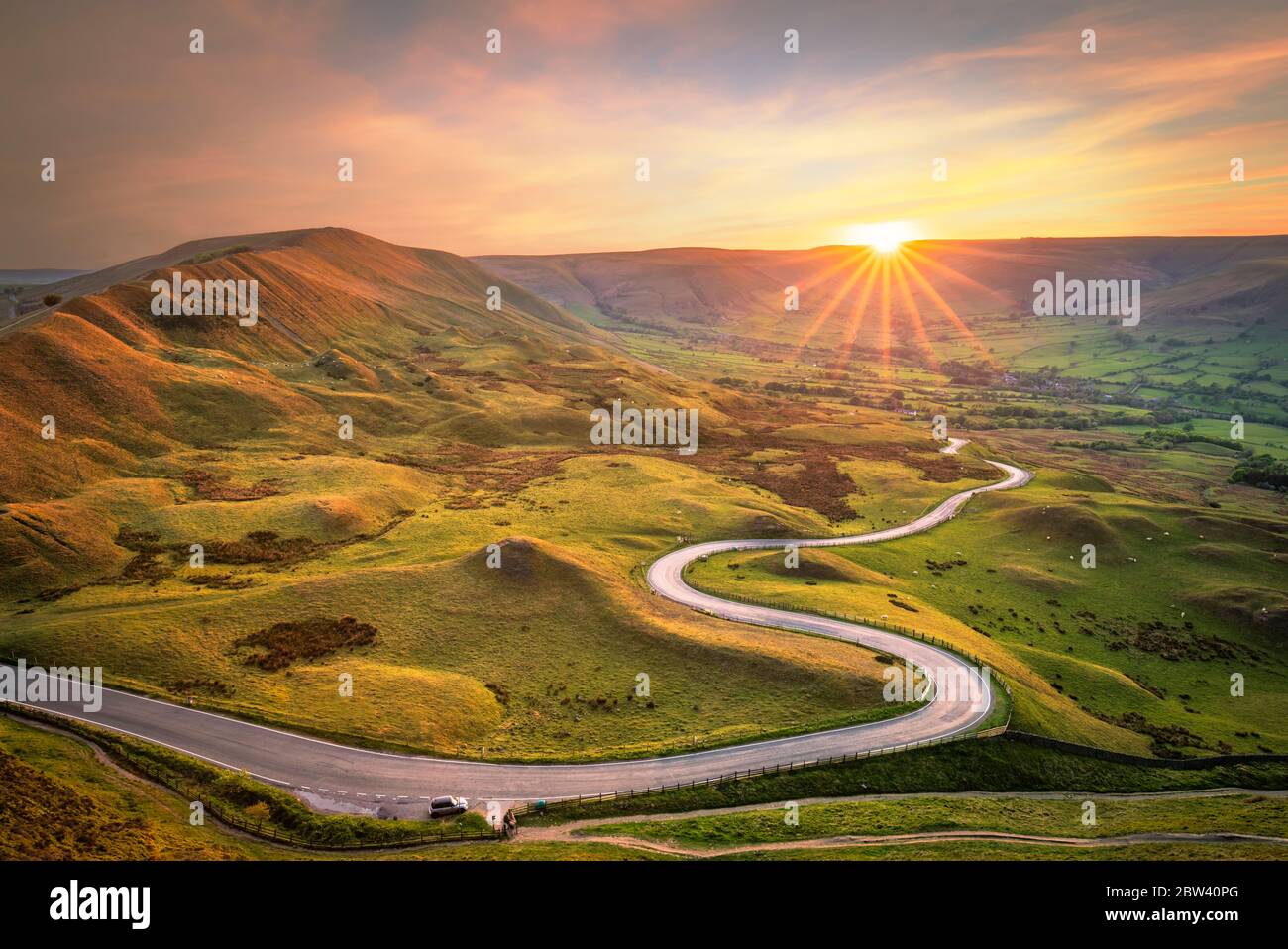 Coucher de soleil sur Rushup Edge Derbyshire Peak District National Park Edale Valley Derbyshire Angleterre GB Europe Banque D'Images