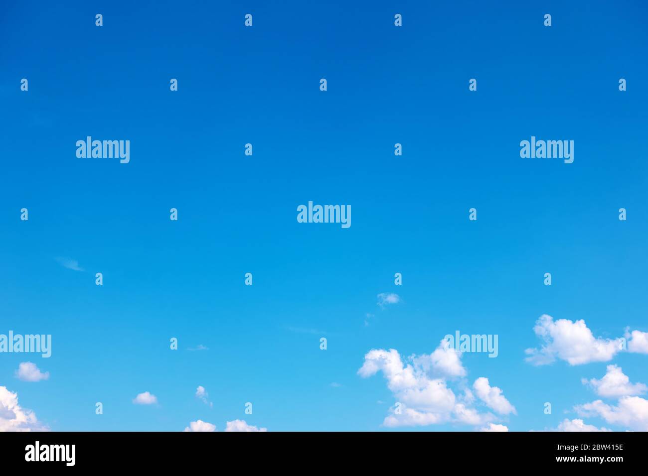 Ciel bleu presque clair avec des nuages blancs clairs - arrière-plan avec espace pour votre propre texte Banque D'Images