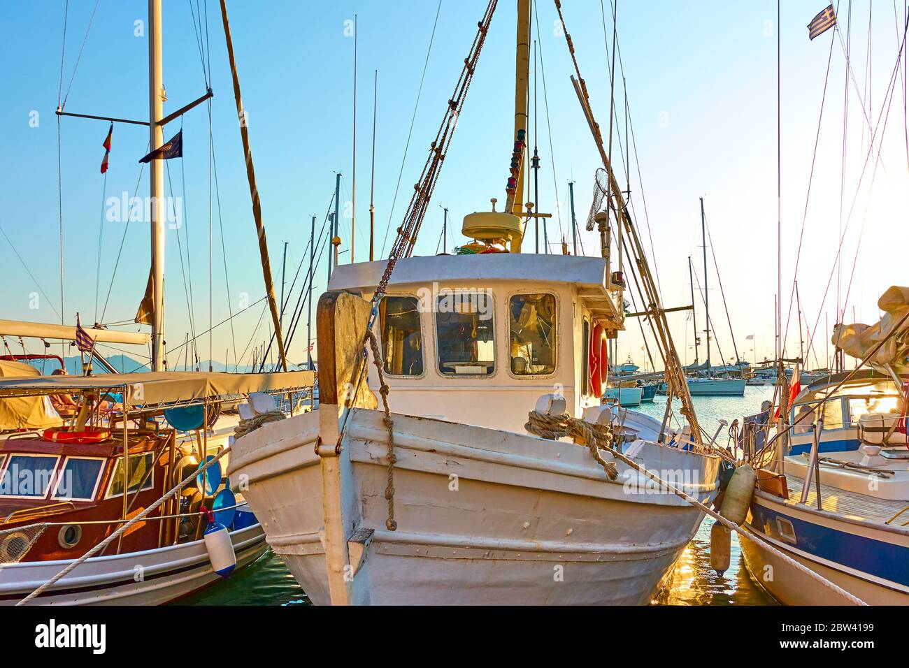 Bateaux de pêche colorés dans le port en soirée, île d'Aegina, Grèce Banque D'Images