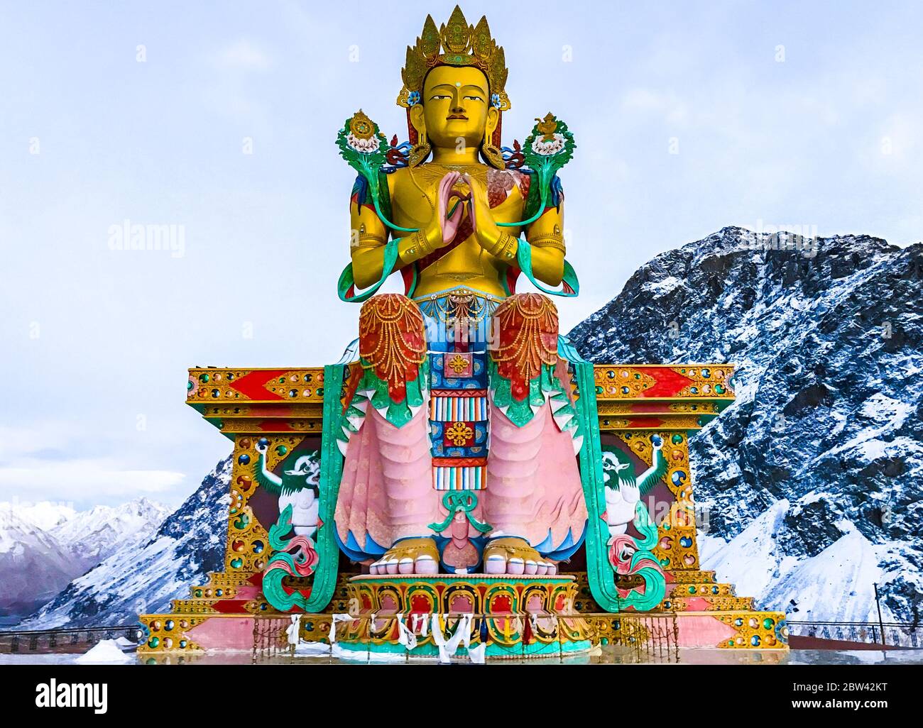Bouddha Maitreya d'or dans Ladakh Inde statue assise dans les montagnes de neige dans le monastère de Diskit, Nubra Valley. L'endroit est célèbre dans la vallée de Nubra et Ladakh. Banque D'Images