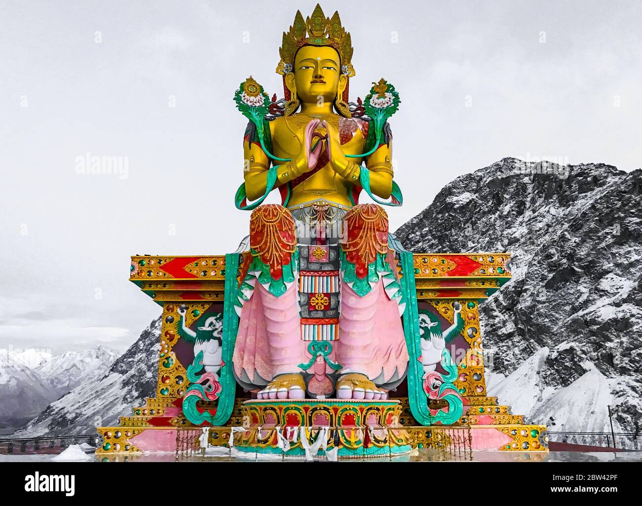 Bouddha Maitreya d'or dans Ladakh Inde statue assise dans les montagnes de neige dans le monastère de Diskit, Nubra Valley. L'endroit est célèbre dans la vallée de Nubra et Ladakh. Banque D'Images