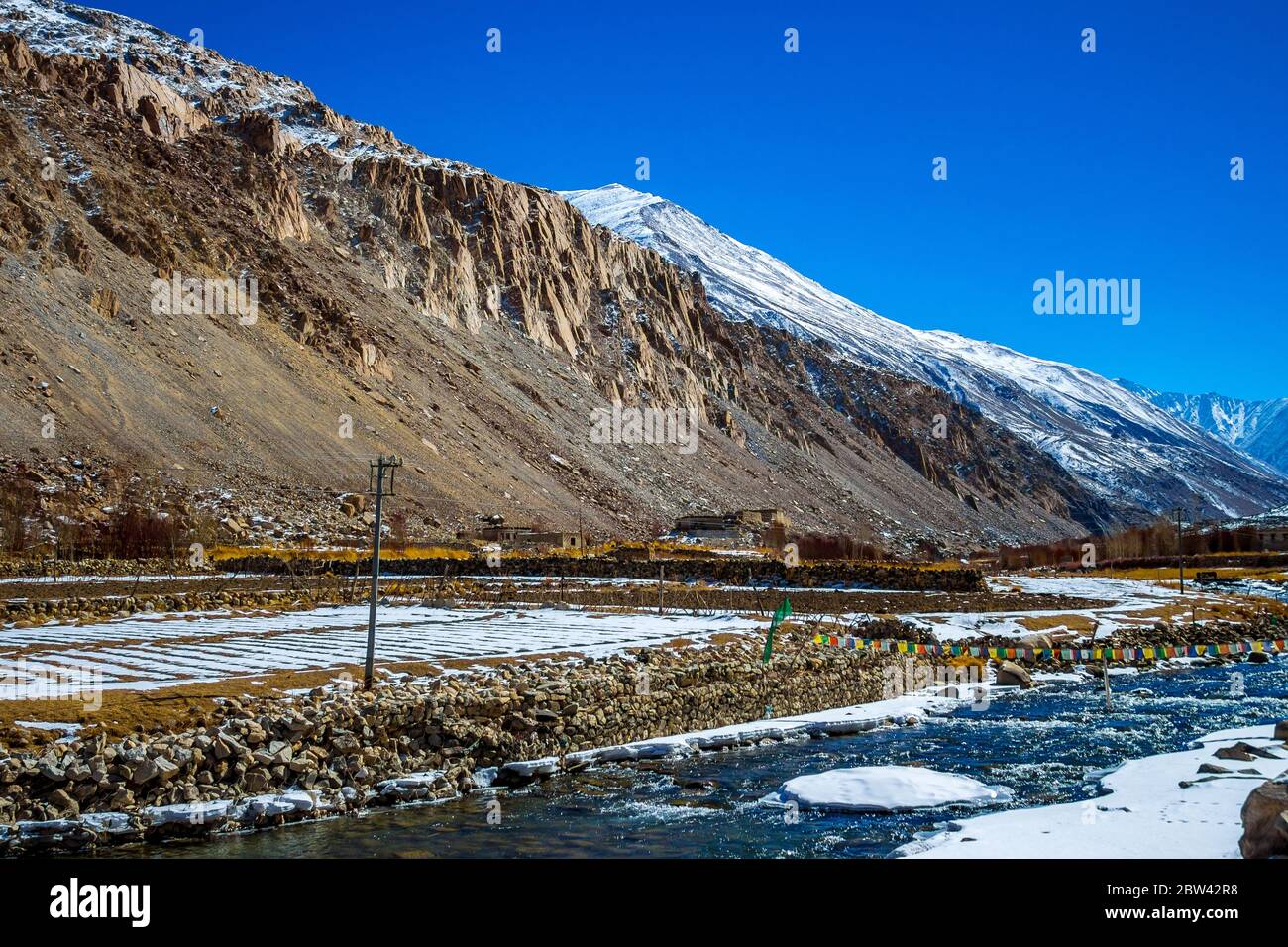 La rivière Shyok qui coule à côté des montagnes de la vallée de Nubra dans le Ladakh est un paysage hypnotisant. Montagnes de neige de Nubra Valley dans Ladakh Inde - image Banque D'Images