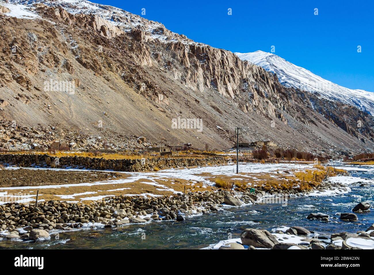 La rivière Shyok qui coule à côté des montagnes de la vallée de Nubra dans le Ladakh est un paysage hypnotisant. Montagnes de neige de Nubra Valley dans Ladakh Inde - image Banque D'Images