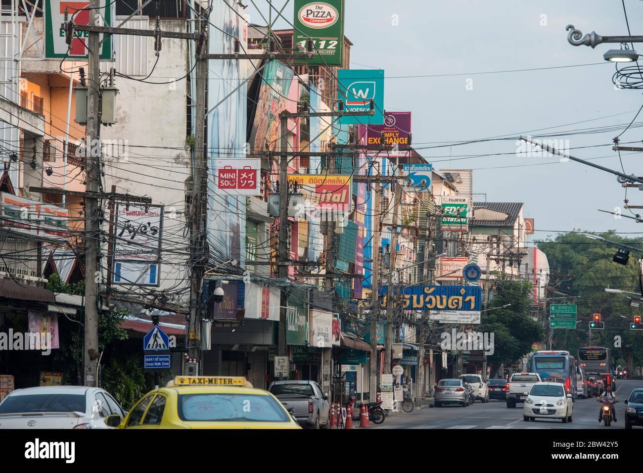 La route Phahonyothin dans la ville de Chiang Rai en Thaïlande du Nord. Thaïlande, Chiang Rai, novembre 2019 Banque D'Images