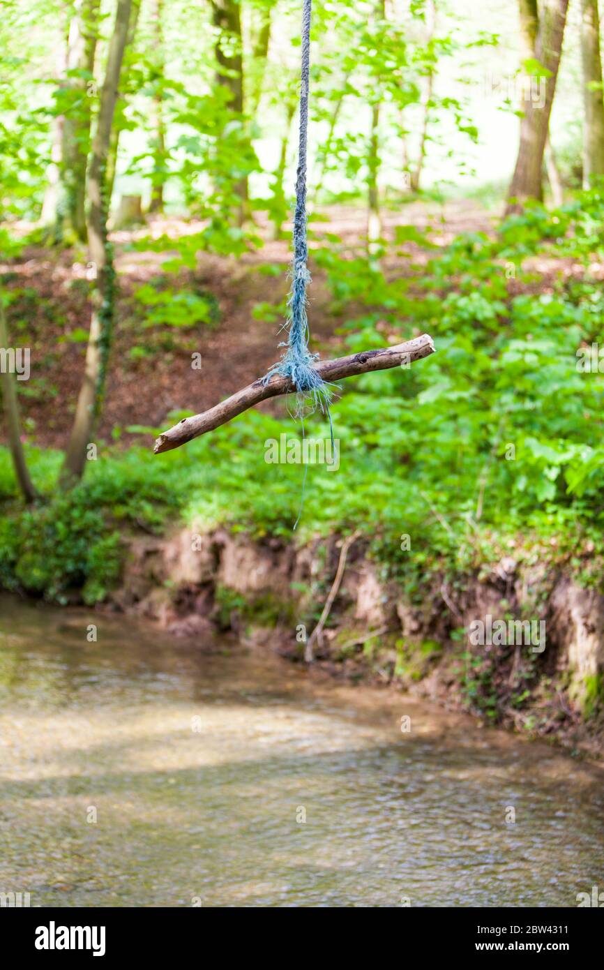 Corde balançoire sur rivière, balançoire pour enfants, balançoire faite maison, balançoire de rivière, bâton et corde, corde, nœud, nœud dans corde, balançoire sur rivière, rivière, balançoire, corde, Banque D'Images