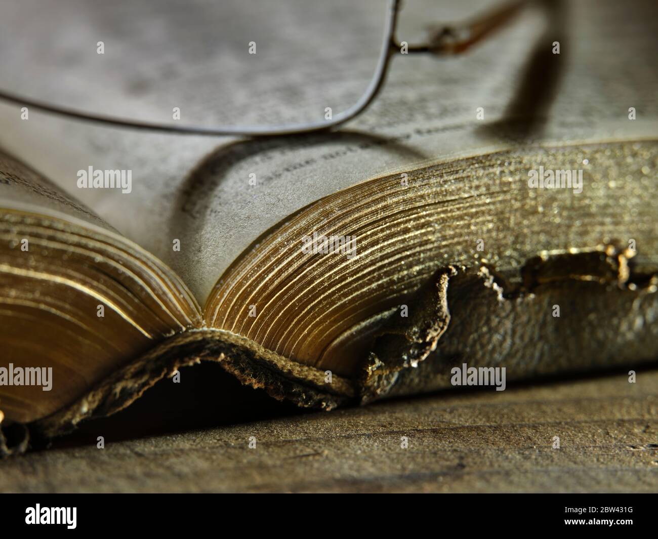 Bord de l'ancien livre en lambeaux avec des lunettes de lecture Banque D'Images
